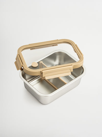 Léger, étanche et sûr pour les aliments, Bento est un récipient en acier inoxydable avec couvercle en plastique transparent, séparateur amovible et détails beiges raffinés. Les clips solides assurent une fermeture hermétique, idéale pour le meal prep, les restes ou les ingrédients secs. Non toxique, sans BPA et durable, Bento allie simplicité et élégance. Ses tons doux et son couvercle clair apportent calme et style.