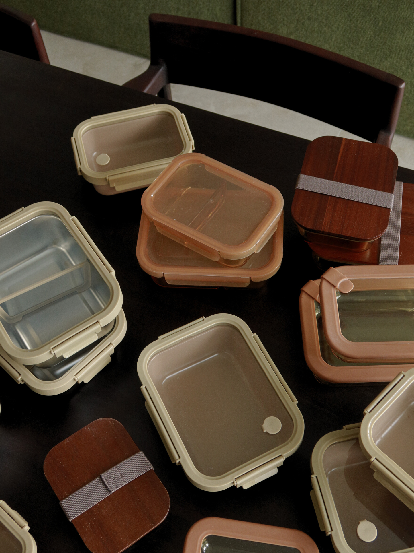 Rangez avec style grâce à Tamar, fabriqué en verre ambré et doté d’un couvercle en bois. Fonctionnel et élégant, il est idéal pour conserver, réchauffer et organiser de manière consciente. Disponible en trois tailles, dont le plus petit format est parfait pour le yaourt, les noix ou un en-cas. Le bol en verre (sans couvercle) va au four, pour réchauffer directement vos repas. Un élastique assorti maintient le couvercle bien en place.
Tamar est sans toxines, sans PFAS, sans BPA et sans microplastiques.