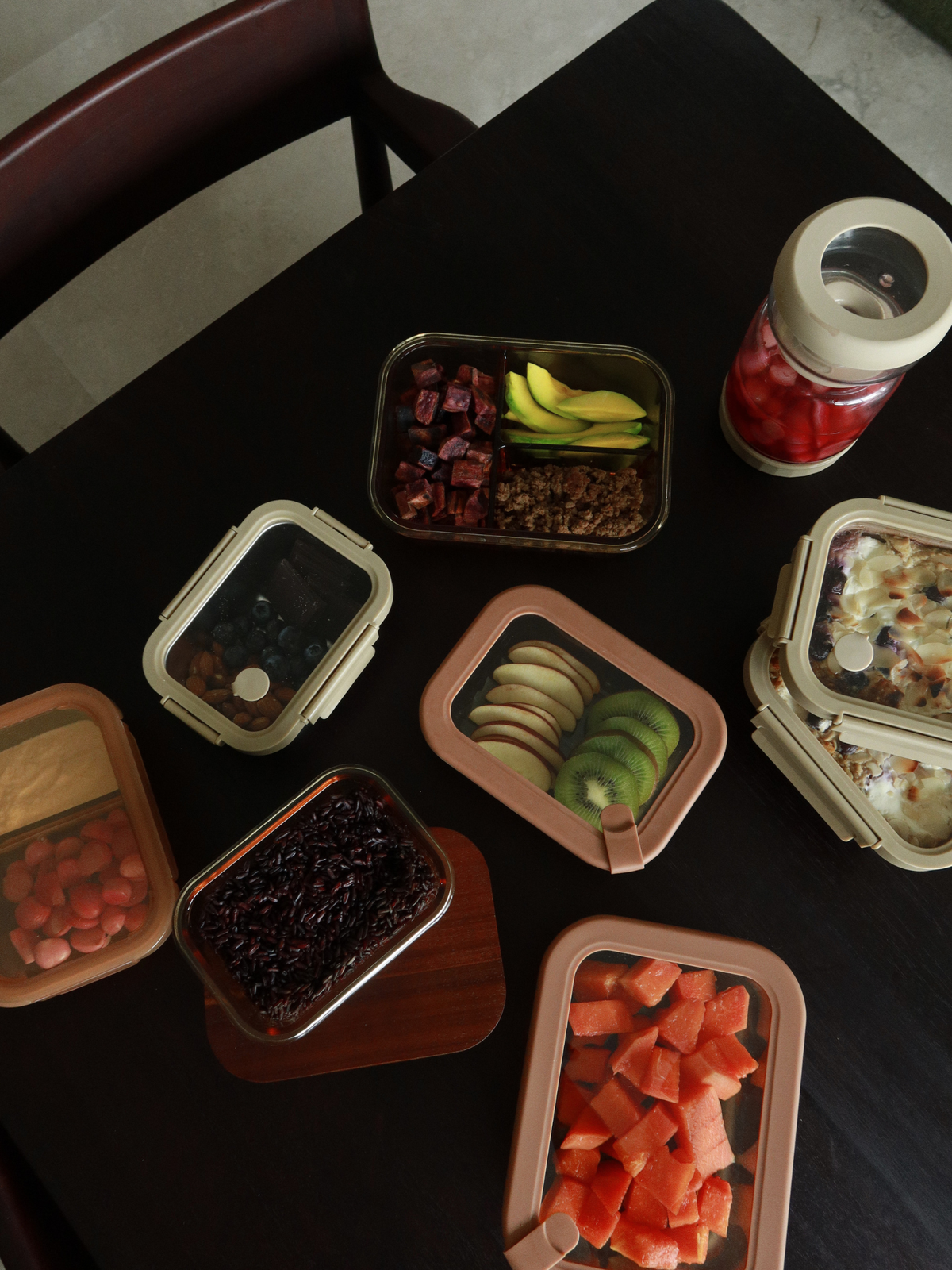 Toxin-free glass lunchbox Tamar with a natural wooden lid, designed for mindful and organized food storage. Perfect for meal prep, lunches, snacks, yoghurt, nuts and leftovers. Available in three sizes to suit every meal and everyday need. The glass container without the lid is oven-safe, allowing you to heat meals directly in the same dish. A matching elastic band keeps the wooden lid securely in place. A stylish, plastic-free alternative to traditional lunchboxes and food storage containers.