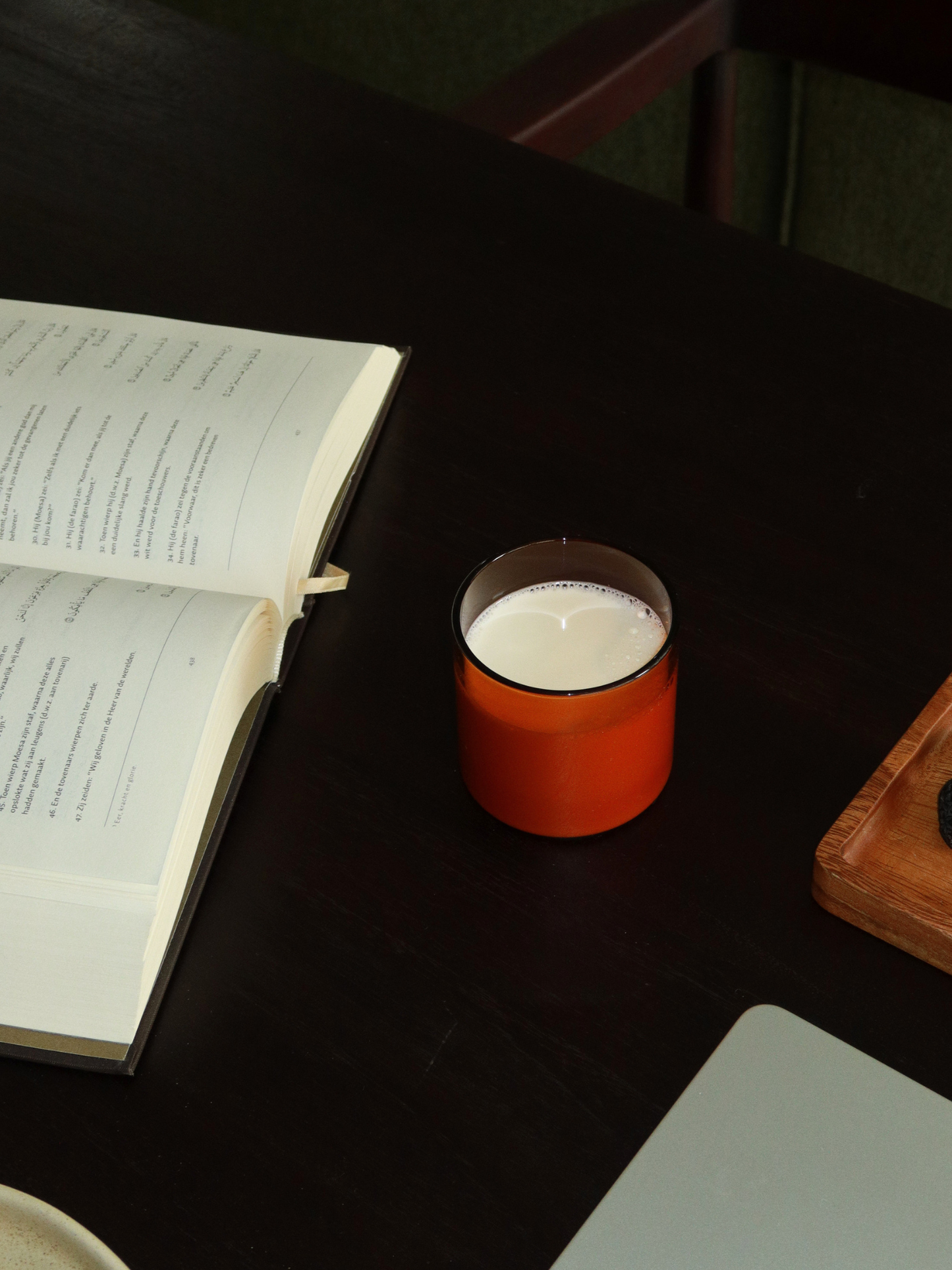 Cognac-colored glass Mei with a clean, straight design and warm brown tone. A versatile drinking glass for water, juice, soft drinks or cappuccino, perfect for everyday use or styling your coffee corner. The warm-toned glass adds a modern, sophisticated touch to your table and effortlessly creates a refined restaurant-at-home feel. Made from durable, reusable glass with a timeless design that complements any table setting.