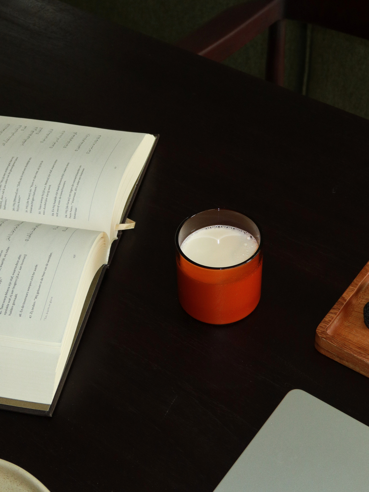 Cognac-colored glass Mei with a clean, straight design and warm brown tone. A versatile drinking glass for water, juice, soft drinks or cappuccino, perfect for everyday use or styling your coffee corner. The warm-toned glass adds a modern, sophisticated touch to your table and effortlessly creates a refined restaurant-at-home feel. Made from durable, reusable glass with a timeless design that complements any table setting.