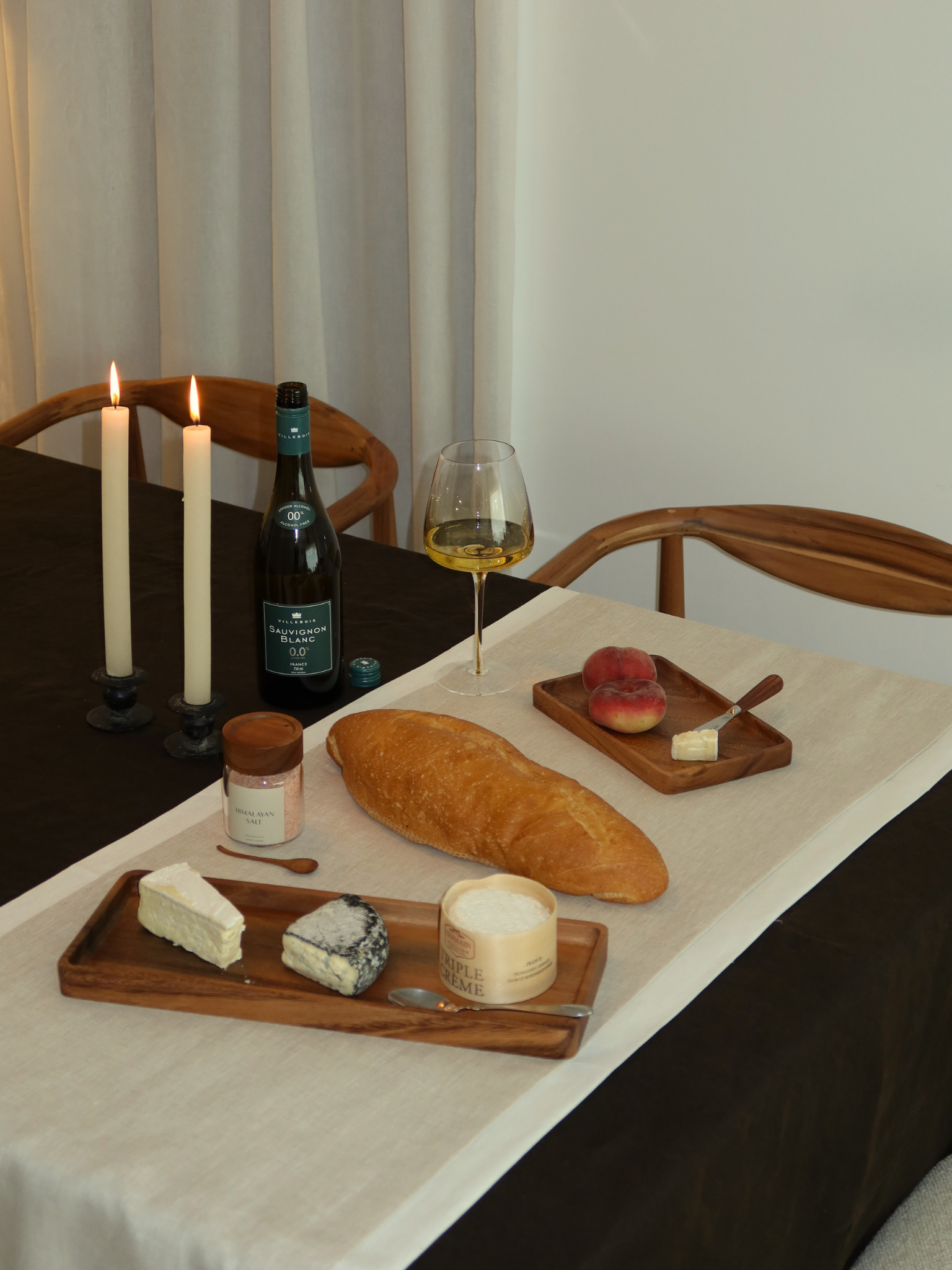 Dunkelbraunes rechteckiges Holztablett Amara, erhältlich in zwei Größen, ideal zum Organisieren von Gewürzgläsern, Spendern, Seife und anderen kleinen Gegenständen. Das vielseitige Holztablett kann auch als Unterlage für Küchenaccessoires, kleines Brotbrett oder stilvolle Ablage in der Küche, im Badezimmer oder auf dem Esstisch verwendet werden. Die warme natürliche Holzmaserung verleiht ihm eine elegante und zeitlose Optik und passt perfekt zu einem ruhigen, minimalistischen Zuhause.