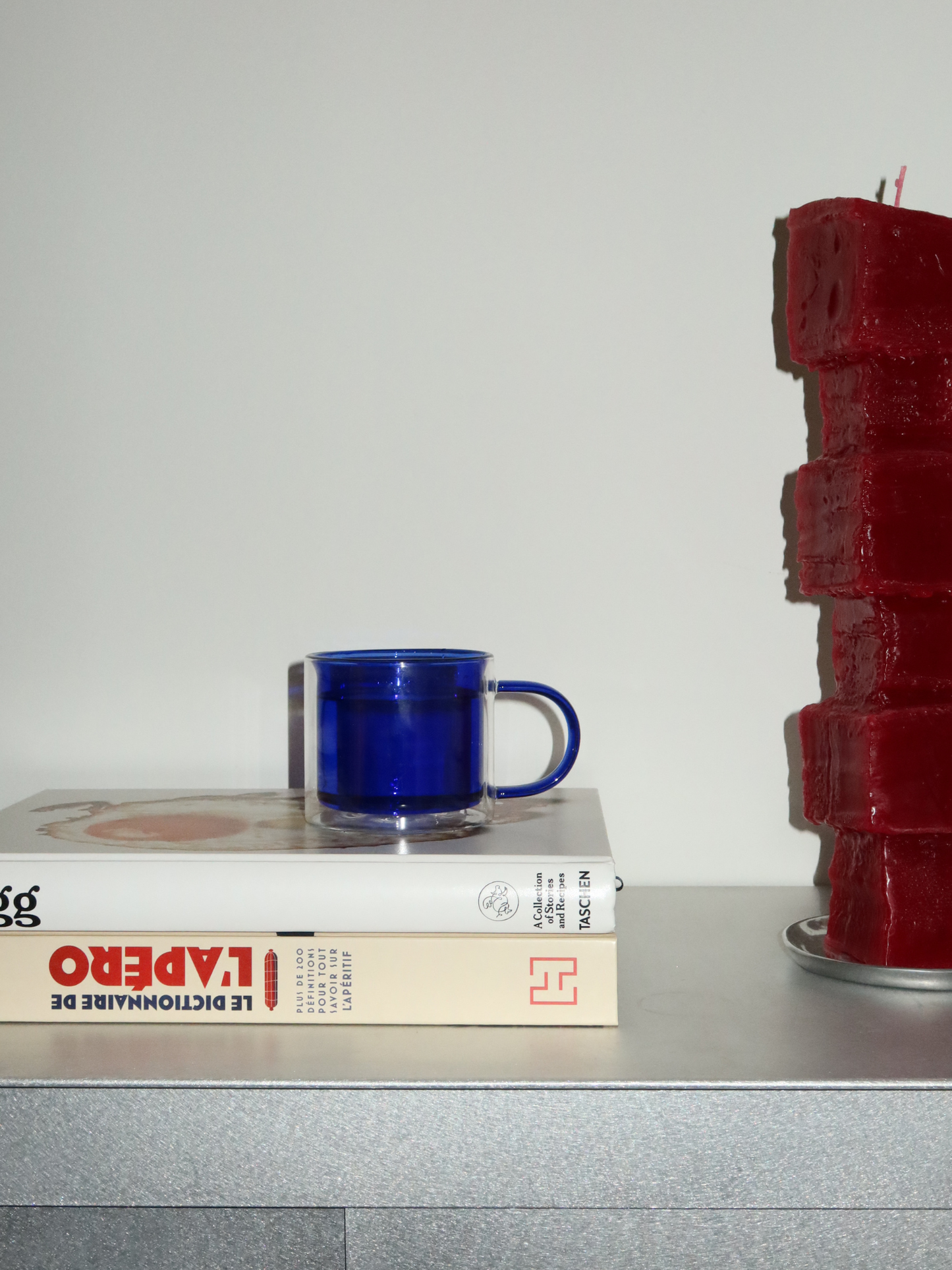 Zeg vaarwel tegen standaard mokken en ontdek Glas Soo-ah, met een rijke, opvallende blauwe kleur die stijl en sfeer toevoegt aan je tafel zonder te overdrijven. Het tijdloze ontwerp met dubbele wand is gemaakt van duurzaam, hittebestendig borosilicaatglas, perfect voor warme dranken zonder dat het glas te heet wordt om vast te houden. Sterk en langdurig, praktisch én esthetisch. Wordt per stuk verkocht, ideaal om één te kiezen of een volledige set te verzamelen.