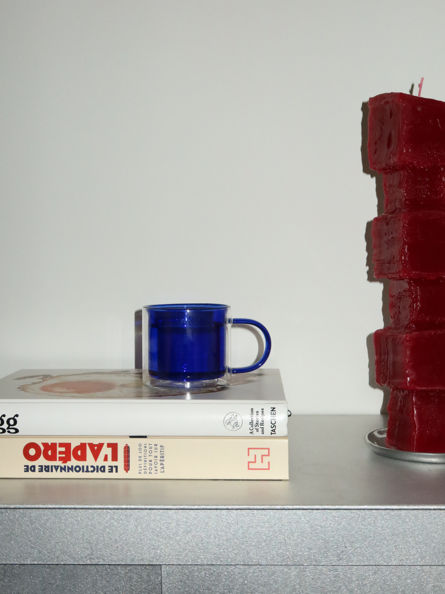 Zeg vaarwel tegen standaard mokken en ontdek Glas Soo-ah, met een rijke, opvallende blauwe kleur die stijl en sfeer toevoegt aan je tafel zonder te overdrijven. Het tijdloze ontwerp met dubbele wand is gemaakt van duurzaam, hittebestendig borosilicaatglas, perfect voor warme dranken zonder dat het glas te heet wordt om vast te houden. Sterk en langdurig, praktisch én esthetisch. Wordt per stuk verkocht, ideaal om één te kiezen of een volledige set te verzamelen.