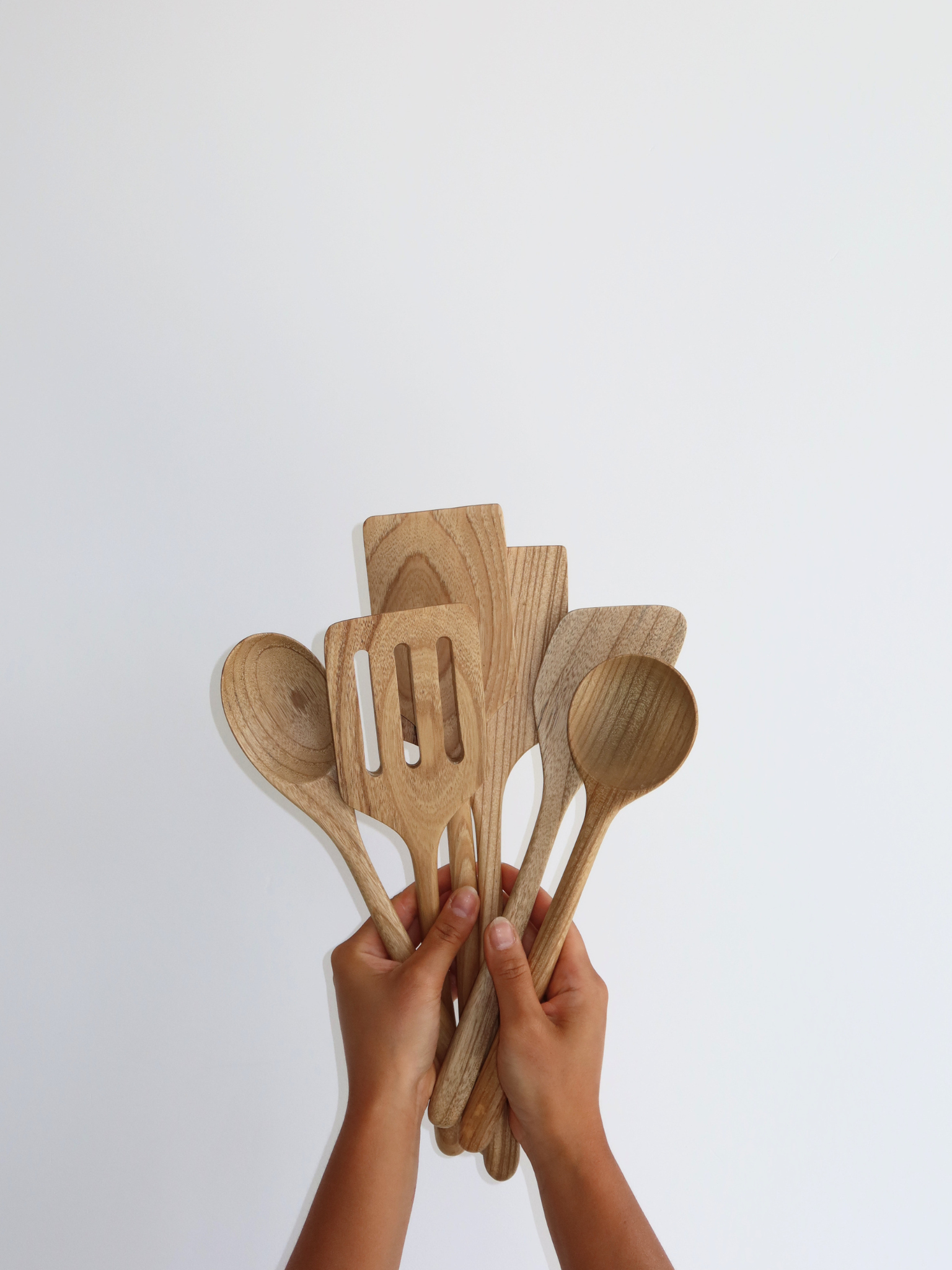 Non-toxic Küchenutensilien-Set Zoya aus hochwertigem braunem Holz für eine ruhige und organisierte Küche, bestehend aus handgefertigten, langlebigen Spateln und Löffeln für den täglichen Gebrauch, frei von schädlichen Stoffen wie BPA und PFAS und eine sichere Alternative zu Plastikgeschirr, das bei Hitze Toxine freisetzen kann, perfekt für umweltfreundliches Kochen mit natürlicher und eleganter Ästhetik, ohne Halter geliefert, aber kompatibel mit einem separat erhältlichen passenden Utensilienhalter.