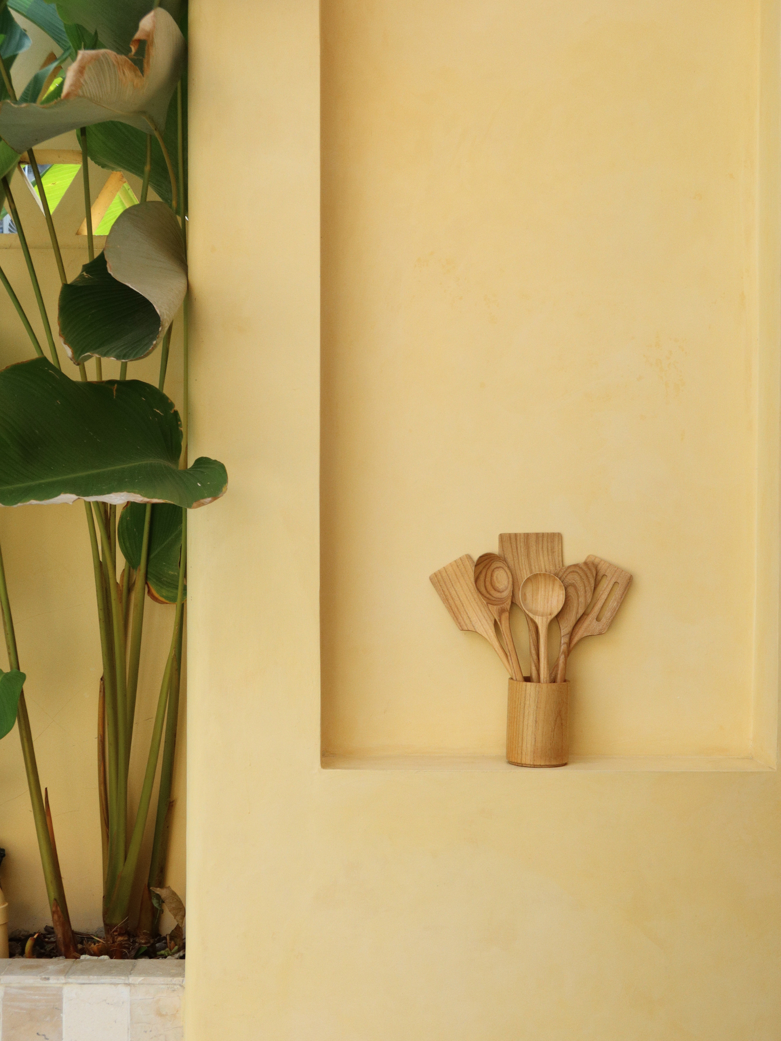 Non-toxic keukengerei set Zoya van hoogwaardig bruin hout voor het creëren van een rustige en georganiseerde keuken, bestaande uit duurzame spatels en lepels die met zorg handgemaakt zijn en ideaal voor dagelijks gebruik, vrij van schadelijke stoffen zoals BPA en PFAS en een veilig alternatief voor plastic keukengerei dat bij hitte toxines kan afgeven, perfect voor milieuvriendelijk koken met een natuurlijke en elegante uitstraling, geleverd zonder houder maar compatibel met apart verkrijgbare houder.