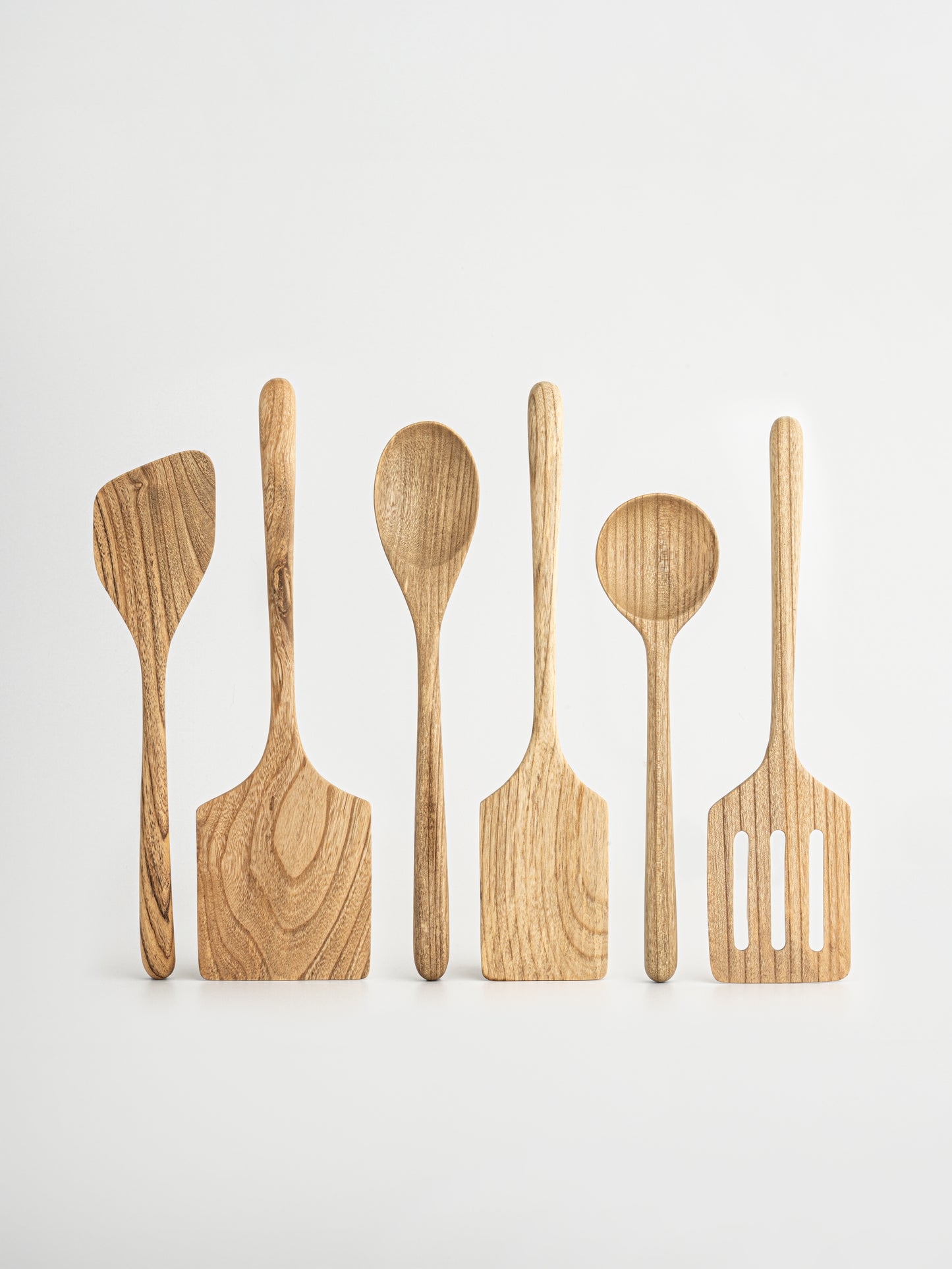 Non-toxic keukengerei set Zoya van hoogwaardig bruin hout voor het creëren van een rustige en georganiseerde keuken, bestaande uit duurzame spatels en lepels die met zorg handgemaakt zijn en ideaal voor dagelijks gebruik, vrij van schadelijke stoffen zoals BPA en PFAS en een veilig alternatief voor plastic keukengerei dat bij hitte toxines kan afgeven, perfect voor milieuvriendelijk koken met een natuurlijke en elegante uitstraling, geleverd zonder houder maar compatibel met apart verkrijgbare houder.