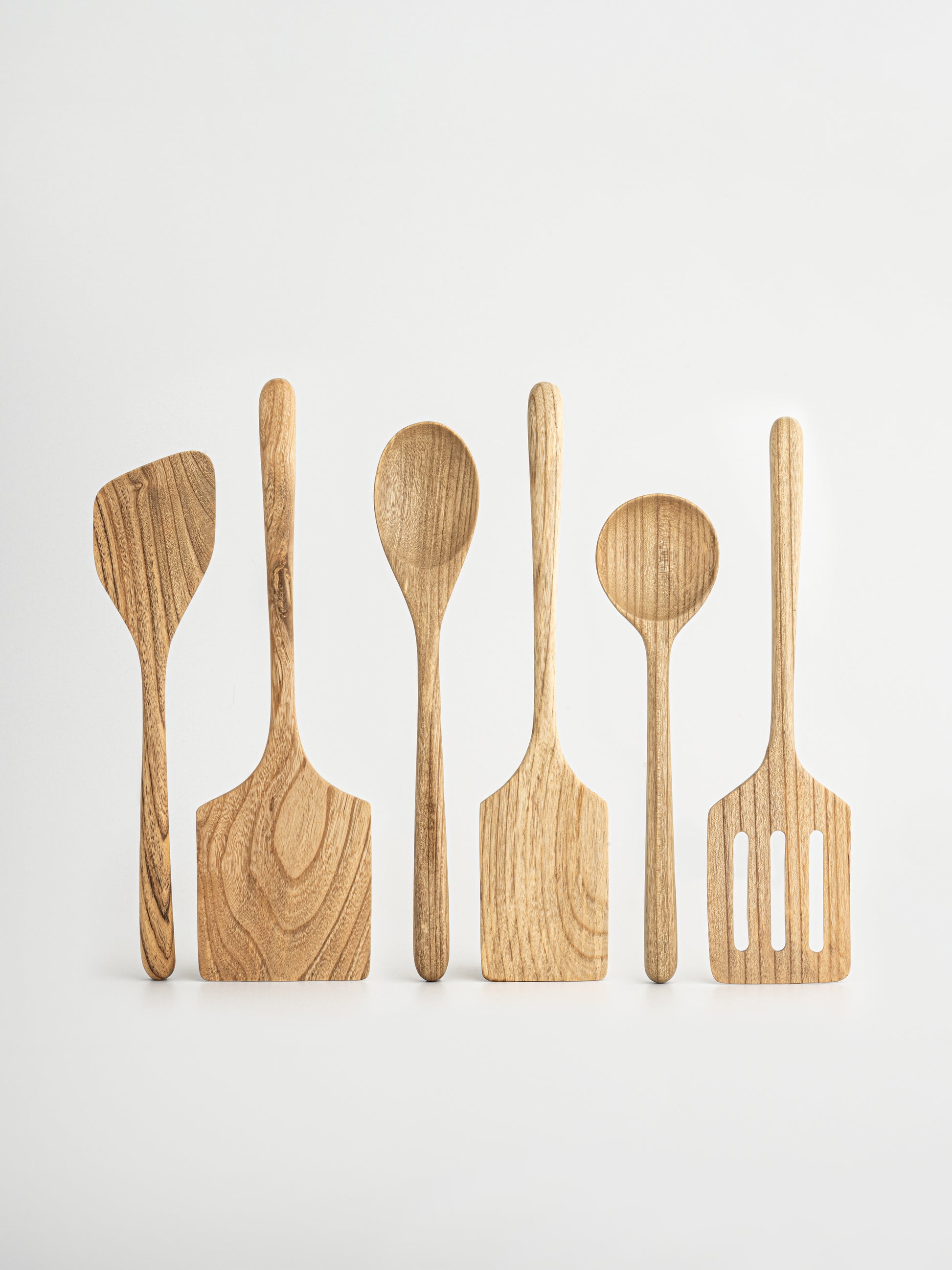 Non-toxic keukengerei set Zoya van hoogwaardig bruin hout voor het creëren van een rustige en georganiseerde keuken, bestaande uit duurzame spatels en lepels die met zorg handgemaakt zijn en ideaal voor dagelijks gebruik, vrij van schadelijke stoffen zoals BPA en PFAS en een veilig alternatief voor plastic keukengerei dat bij hitte toxines kan afgeven, perfect voor milieuvriendelijk koken met een natuurlijke en elegante uitstraling, geleverd zonder houder maar compatibel met apart verkrijgbare houder.