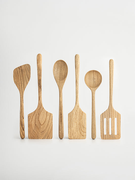 Non-toxic keukengerei set Zoya van hoogwaardig bruin hout voor het creëren van een rustige en georganiseerde keuken, bestaande uit duurzame spatels en lepels die met zorg handgemaakt zijn en ideaal voor dagelijks gebruik, vrij van schadelijke stoffen zoals BPA en PFAS en een veilig alternatief voor plastic keukengerei dat bij hitte toxines kan afgeven, perfect voor milieuvriendelijk koken met een natuurlijke en elegante uitstraling, geleverd zonder houder maar compatibel met apart verkrijgbare houder.