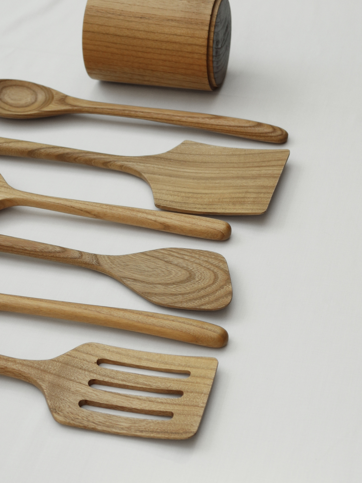 Non-toxic kitchen utensil set Zoya made from high-quality brown wood for a calm and organized kitchen, featuring handcrafted durable spatulas and spoons designed for everyday use, free from harmful substances like BPA and PFAS and a safe alternative to plastic utensils that can release toxins when exposed to heat, perfect for eco-friendly cooking with a natural and elegant aesthetic, supplied without a holder but compatible with a separately available matching utensil holder.