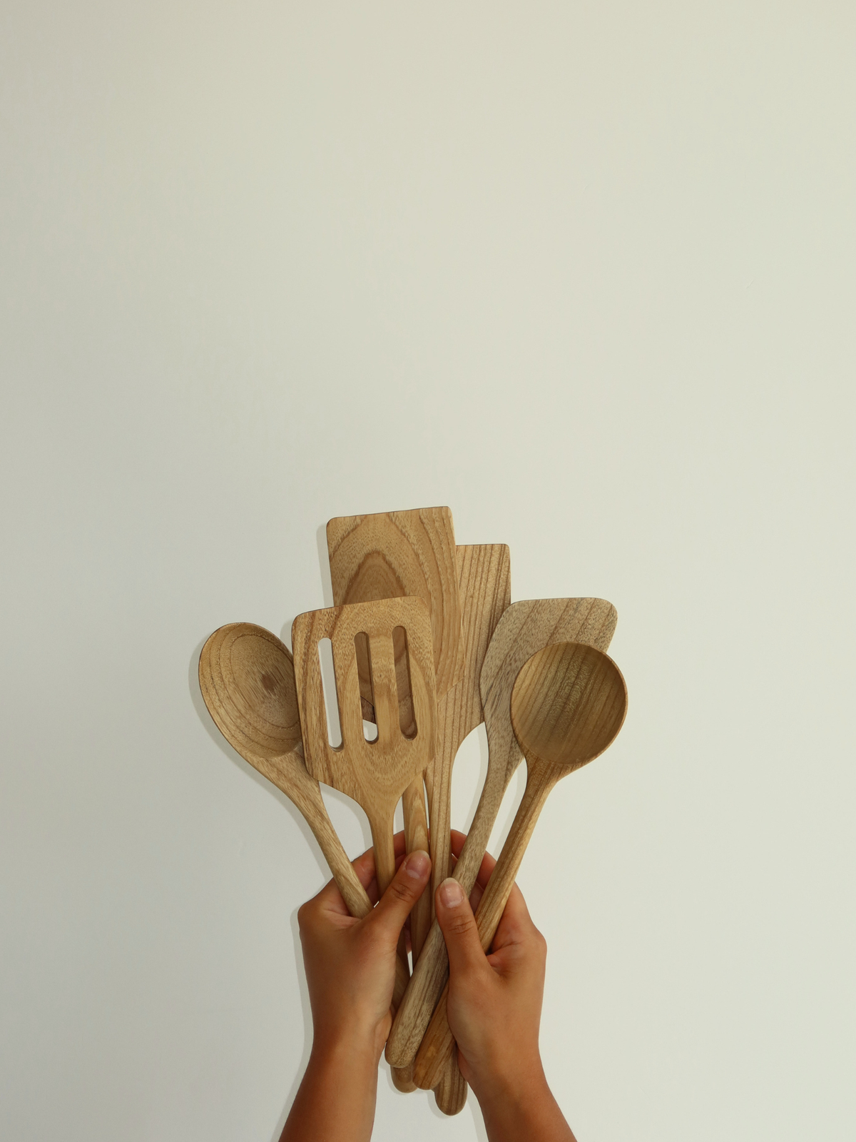 Non-toxic kitchen utensil set made from high-quality brown wood, including handcrafted spatulas and spoons designed for a calm and organised kitchen. These durable wooden kitchen tools are carefully made and ideal for everyday cooking. Free from BPA and PFAS, they offer a natural alternative to plastic kitchen utensils. The timeless design combines functionality with a warm, elegant appearance and complements any kitchen. Supplied without a holder, but compatible with the separately available wooden utensil