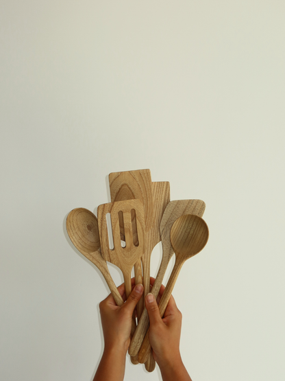 Non-toxic kitchen utensil set made from high-quality brown wood, including handcrafted spatulas and spoons designed for a calm and organised kitchen. These durable wooden kitchen tools are carefully made and ideal for everyday cooking. Free from BPA and PFAS, they offer a natural alternative to plastic kitchen utensils. The timeless design combines functionality with a warm, elegant appearance and complements any kitchen. Supplied without a holder, but compatible with the separately available wooden utensil