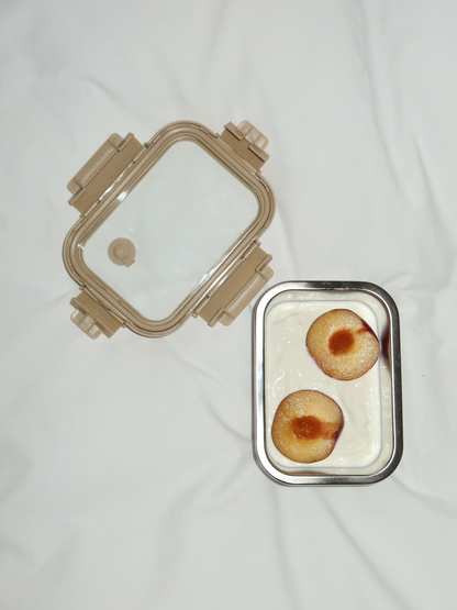 Lichtgewicht, lekvrij en voedselveilig, Bento is een praktische maar elegante container van roestvrij staal met een doorzichtig plastic deksel, verwijderbare verdeler en verfijnde beige details. Veilige clips zorgen voor een strakke sluiting bij meal prep, restjes of droge ingrediënten. Niet-toxisch, BPA-vrij en duurzaam, Bento combineert eenvoud met functionaliteit. De zachte tinten en het doorzichtige deksel brengen rust en stijl in elke keuken, voorraadkast of lunchtas.
