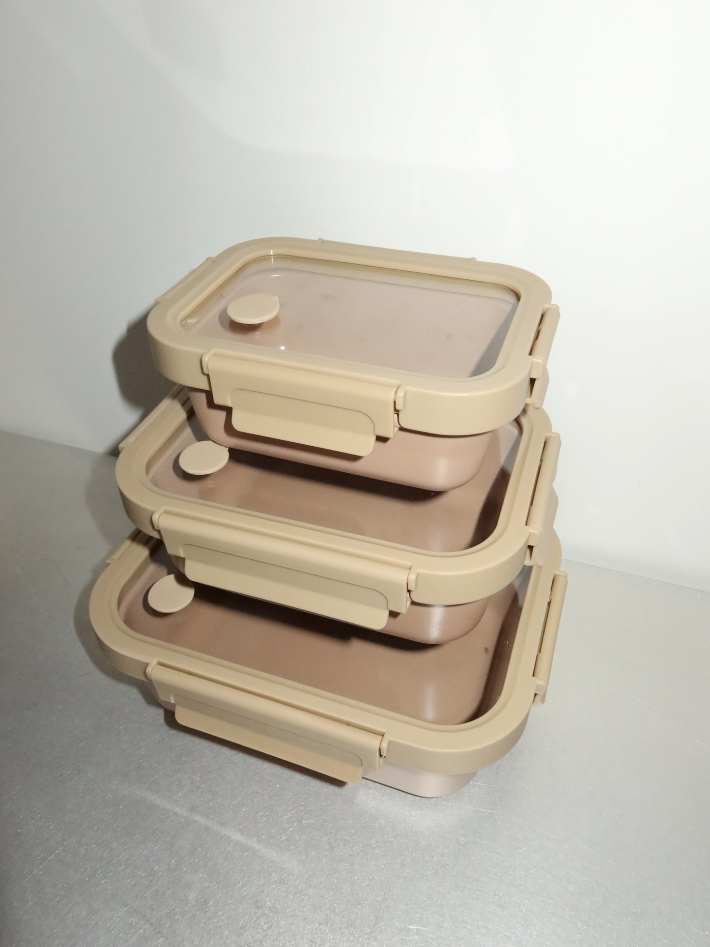 Compatible avec le four, non toxique et esthétique, Azık associe des tons céramiques brun profond à un couvercle en plastique transparent et des détails beige doux. Fonctionnel et élégant, parfait pour conserver, réchauffer et organiser en pleine conscience. Disponible en trois tailles, idéal pour les collations, le yaourt ou des repas complets. Le bol en céramique (sans couvercle) est compatible avec le four. Non toxique, sans BPA et durable, Azık apporte calme et beauté à toute cuisine, réfrigérateur ou g
