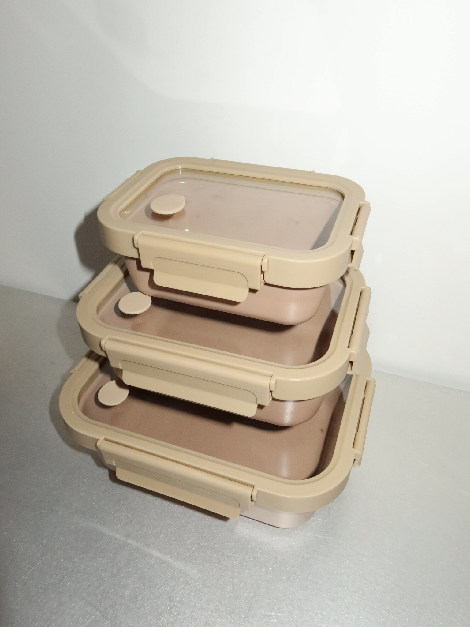 Compatible avec le four, non toxique et esthétique, Azık associe des tons céramiques brun profond à un couvercle en plastique transparent et des détails beige doux. Fonctionnel et élégant, parfait pour conserver, réchauffer et organiser en pleine conscience. Disponible en trois tailles, idéal pour les collations, le yaourt ou des repas complets. Le bol en céramique (sans couvercle) est compatible avec le four. Non toxique, sans BPA et durable, Azık apporte calme et beauté à toute cuisine, réfrigérateur ou g