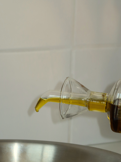 Transparent oil and vinegar dispenser set Vivi, a stylish set of two glass bottles designed for oil, vinegar and other liquid seasonings. The clear design makes it easy to see the contents while adding a clean, minimalist touch to your kitchen counter or dining table. Perfect for olive oil, balsamic vinegar, dressings and sauces, whether cooking or serving. Matching ‘Oil’ and ‘Vinegar’ labels are available separately for an extra organized look.