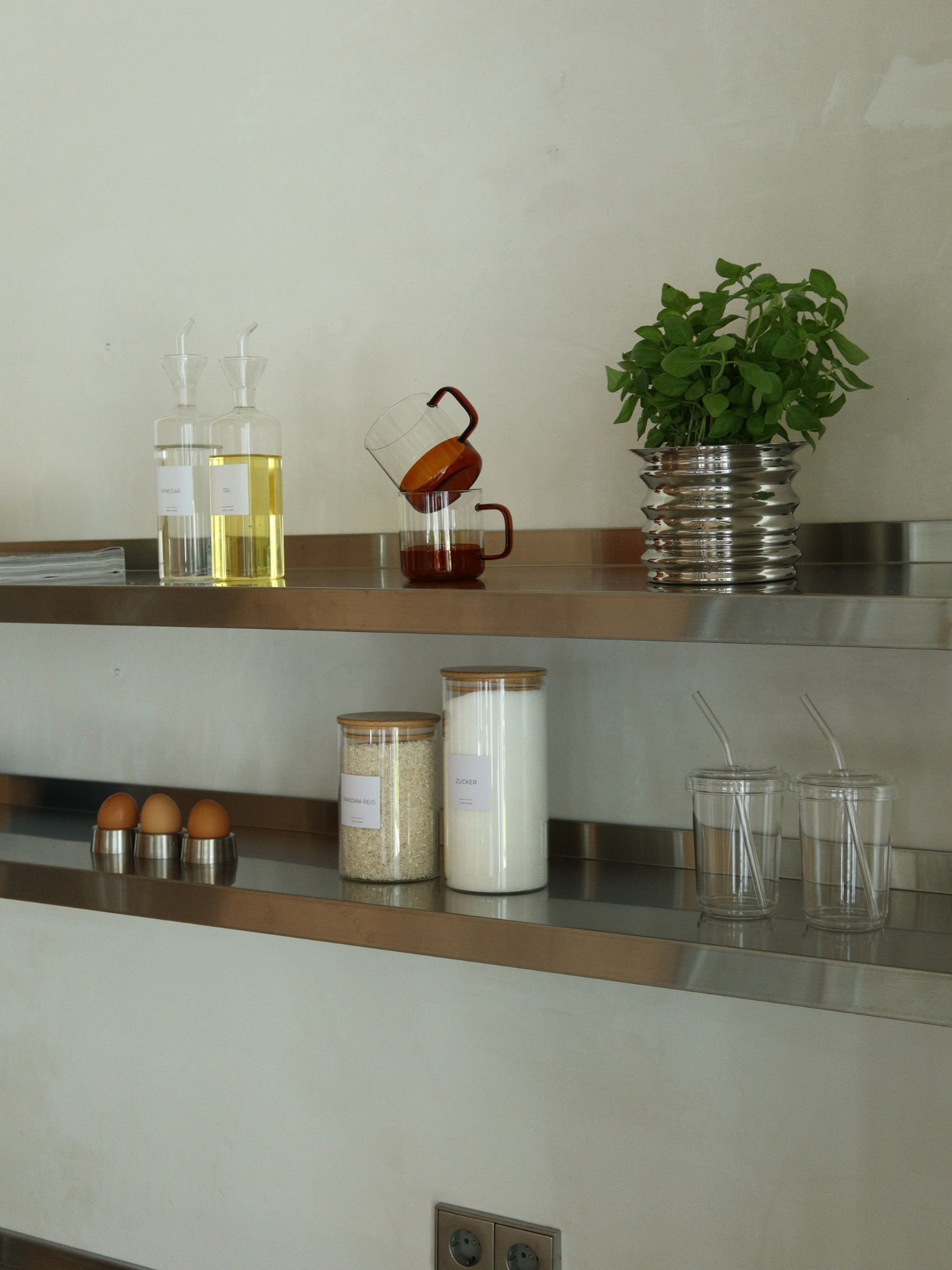 Transparante olie- en azijndispenser Vivi, een stijlvolle glazen set van twee flessen voor olie, azijn en andere vloeibare smaakmakers. Het transparante design maakt het eenvoudig om de inhoud te herkennen en past mooi in een georganiseerde, minimalistische keuken. Ideaal voor olijfolie, balsamicoazijn, dressings en sauzen, zowel tijdens het koken als op tafel. Bijpassende labels voor ‘Oil’ en ‘Vinegar’ zijn apart verkrijgbaar voor een extra georganiseerde uitstraling.