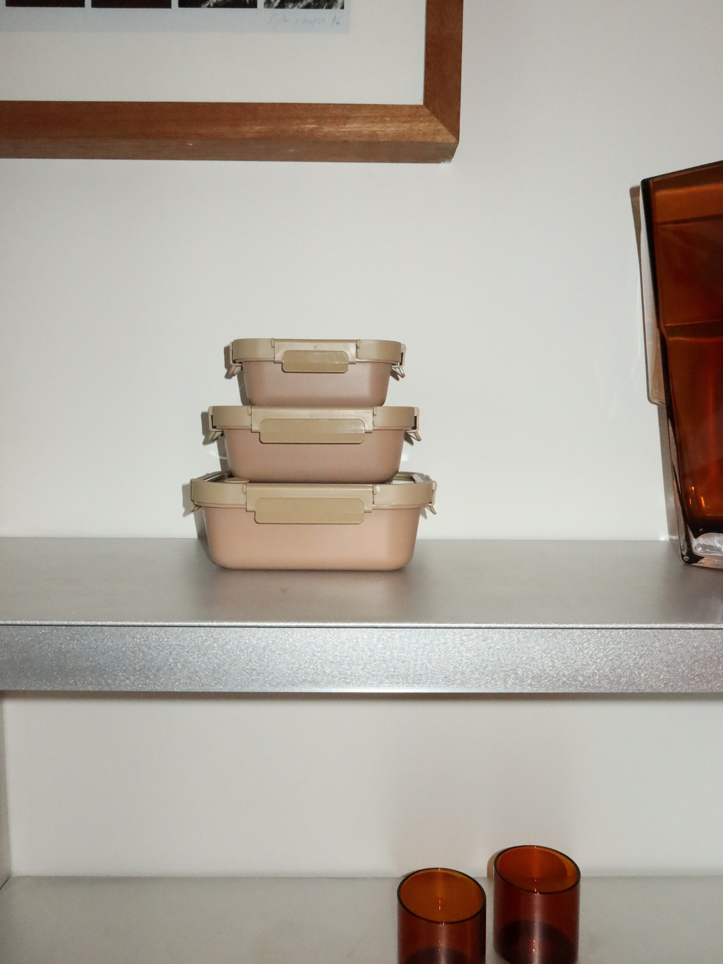 Oven-safe, toxin-free and aesthetic, Azık combines deep brown ceramic tones with a clear plastic lid and soft beige details. Functional yet elegant, perfect for mindful storage, heating and organization. Available in three sizes, ideal for snacks, yogurt or full meals. The ceramic bowl (without lid) is oven-safe. Non-toxic, BPA-free and durable, Azık brings calm and beauty to any kitchen, fridge or pantry.