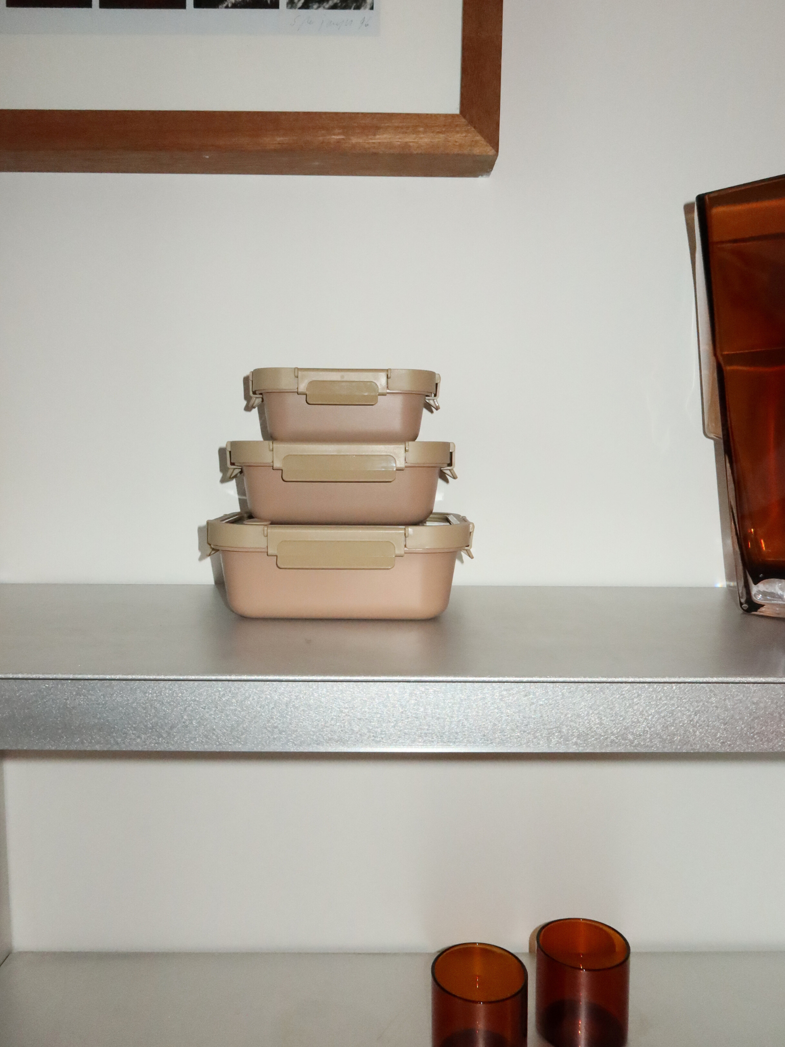 Oven-safe, toxin-free and aesthetic, Azık combines deep brown ceramic tones with a clear plastic lid and soft beige details. Functional yet elegant, perfect for mindful storage, heating and organization. Available in three sizes, ideal for snacks, yogurt or full meals. The ceramic bowl (without lid) is oven-safe. Non-toxic, BPA-free and durable, Azık brings calm and beauty to any kitchen, fridge or pantry.