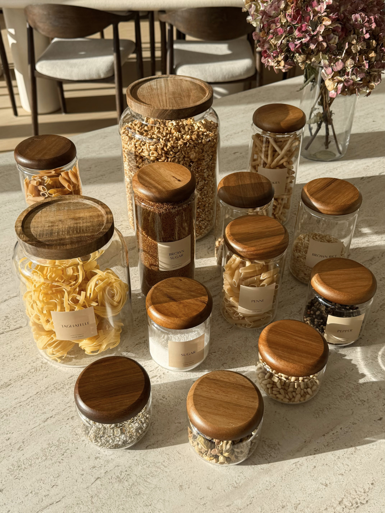 Large storage jar with a wide opening, perfect for flour, grains, rice, and other dry goods in larger quantities. This spacious glass container with a dark brown acacia wood lid combines natural aesthetics with practical functionality. The airtight wooden lid keeps contents fresh and securely stored. As a stylish pantry organizer, this glass jar is ideal for bulk storage and offers a sustainable storage solution for your kitchen. Whether used as a glass kitchen container for large quantities. 