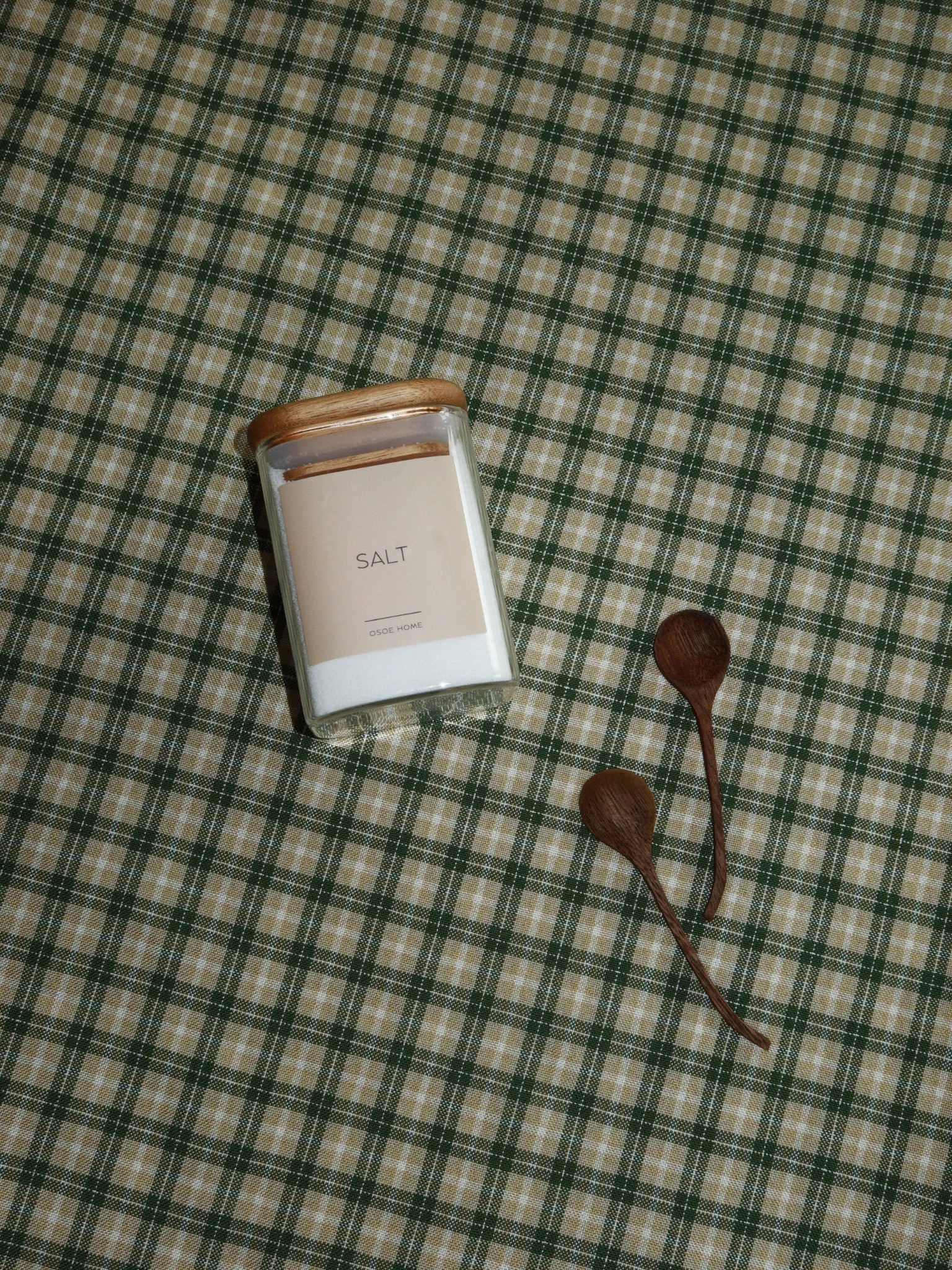 Petite cuillère à épices en bois naturel, idéale pour les pots à épices, les herbes, le sel, le sucre et les assaisonnements. Cette cuillère doseuse en bois compacte permet de prélever facilement les épices tout en gardant votre cuisine bien organisée. Fabriquée en bois naturel durable, elle constitue un accessoire de cuisine écologique qui s'adapte parfaitement aux pots à épices et complète les cuisines modernes, scandinaves, rustiques ou de style campagne. Parfaite comme accessoire pour pots à épices, pou