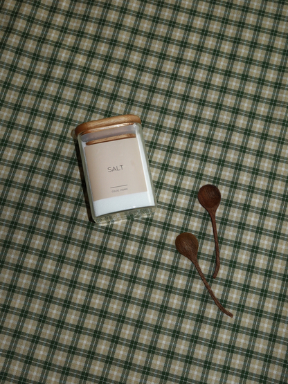 Petite cuillère à épices en bois naturel, idéale pour les pots à épices, les herbes, le sel, le sucre et les assaisonnements. Cette cuillère doseuse en bois compacte permet de prélever facilement les épices tout en gardant votre cuisine bien organisée. Fabriquée en bois naturel durable, elle constitue un accessoire de cuisine écologique qui s'adapte parfaitement aux pots à épices et complète les cuisines modernes, scandinaves, rustiques ou de style campagne. Parfaite comme accessoire pour pots à épices, pou