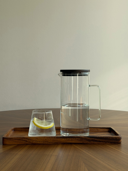 Plateau rectangulaire en bois brun foncé Amara, disponible en deux tailles, idéal pour organiser les pots à épices, distributeurs, savons et autres petits accessoires. Ce plateau en bois polyvalent peut également servir de support pour les accessoires de cuisine, de petite planche à pain ou de base élégante dans la cuisine, la salle de bain ou sur la table. Son veinage naturel et chaleureux apporte une touche élégante et intemporelle à votre intérieur et s’intègre parfaitement dans un style minimaliste.