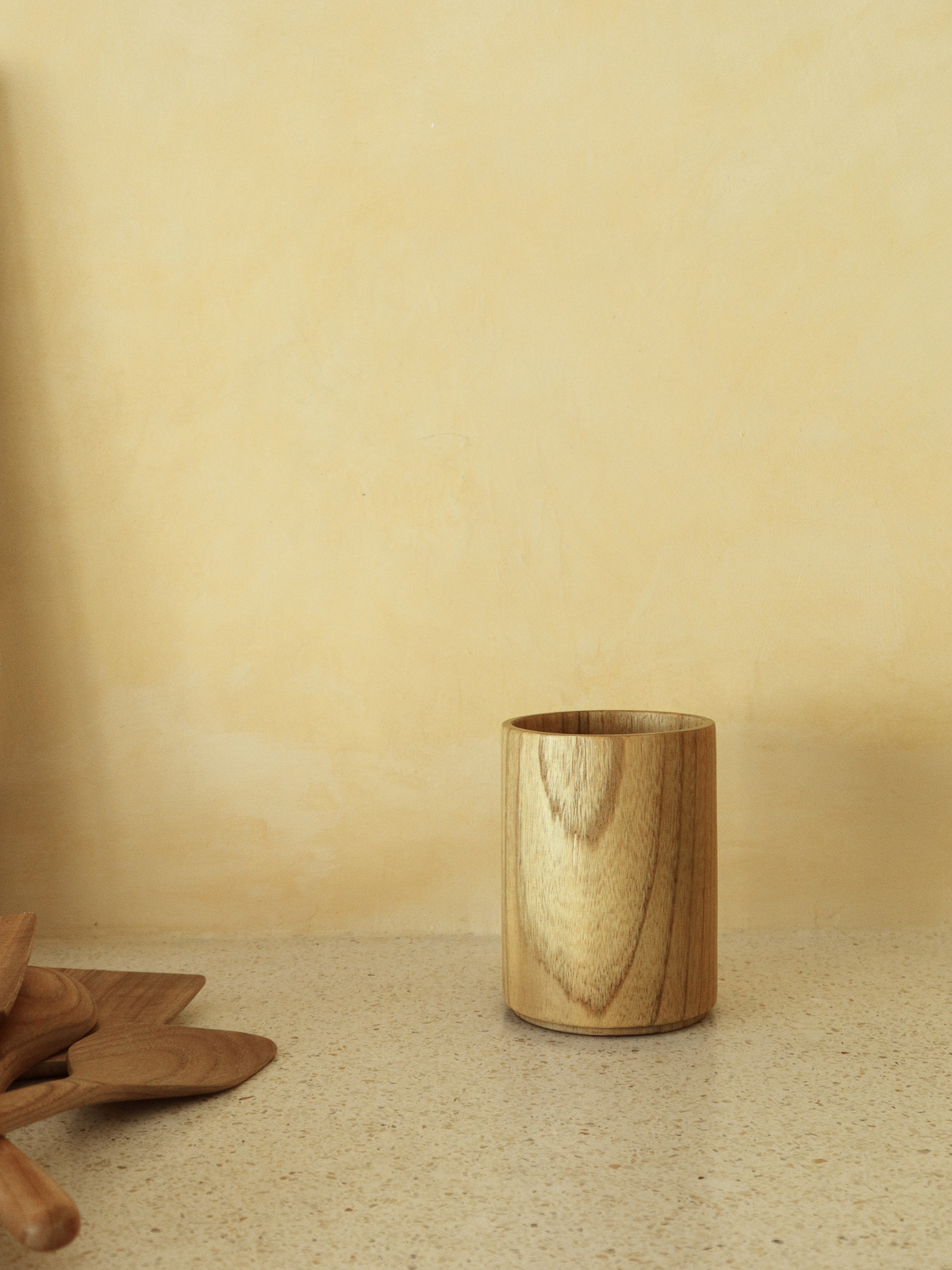 Porte-ustensiles de cuisine en bois Asian Oak de haute qualité pour ranger élégamment et facilement cuillères, spatules et pinces. Ce support en bois fabriqué à la main associe fonctionnalité et aspect naturel et chaleureux, tandis que son design intemporel s’intègre harmonieusement dans différents styles de cuisine. Son bois durable et sa construction robuste sont conçus pour un usage quotidien et prolongé. Un organiseur de cuisine pratique pour garder les ustensiles bien rangés, accessibles et organisés.
