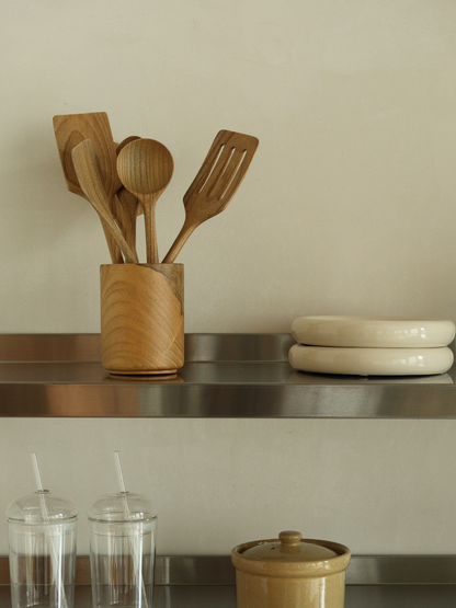 Porte-ustensiles de cuisine en bois Asian Oak de haute qualité pour ranger élégamment et facilement cuillères, spatules et pinces. Ce support en bois fabriqué à la main associe fonctionnalité et aspect naturel et chaleureux, tandis que son design intemporel s’intègre harmonieusement dans différents styles de cuisine. Son bois durable et sa construction robuste sont conçus pour un usage quotidien et prolongé. Un organiseur de cuisine pratique pour garder les ustensiles bien rangés, accessibles et organisés.
