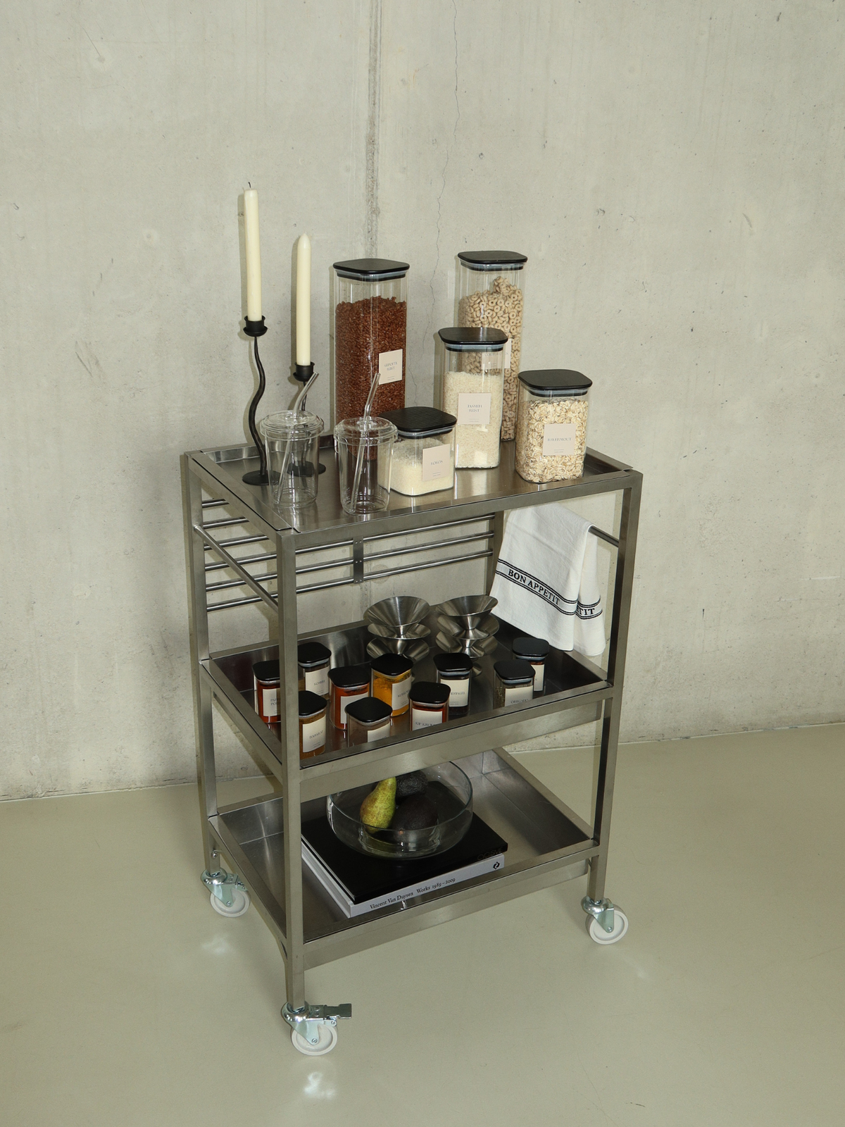 Pot à épices carré en verre avec couvercle hermétique noir en bambou pour ranger élégamment les herbes et épices. Le verre transparent et le couvercle en bambou naturel associent fonctionnalité et esthétique moderne et apaisante. Idéal pour les étagères à épices, les placards et les tiroirs de cuisine, et parfait à associer avec des étiquettes pour une cuisine bien organisée. Un organiseur à épices pratique pour conserver et organiser facilement les herbes et épices tout en gardant chaque pot visible et acc