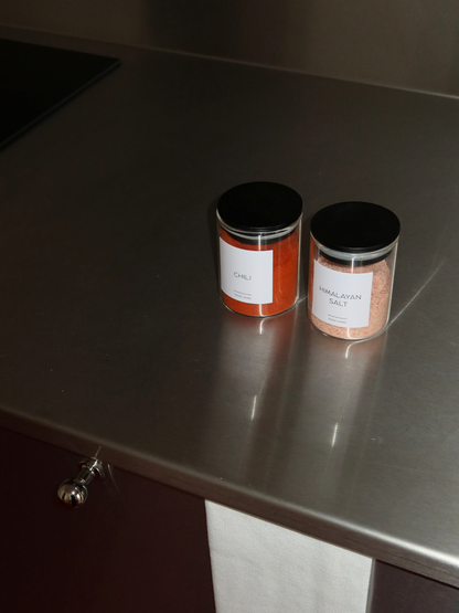 Pot à épices rond en verre avec couvercle hermétique en bambou noir, fabriqué en verre durable et conçu pour un rangement des épices propre, organisé et hygiénique. Ce pot à épices en verre élégant s’intègre parfaitement dans une cuisine bien organisée et convient idéalement comme solution de rangement pour les épices, les herbes et les ingrédients secs. Le couvercle en bambou noir assure une fermeture hermétique qui permet de conserver la fraîcheur et les arômes plus longtemps. Adapté à un usage quotidien,