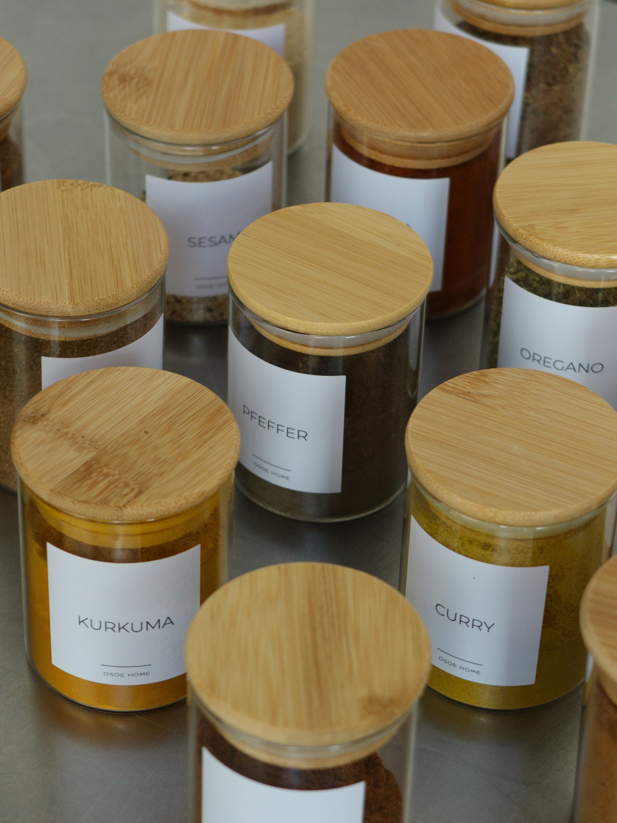 Pot à épices en verre avec couvercle hermétique en bambou pour conserver les herbes et épices fraîches et bien organisées. Son design simple et naturel s’intègre facilement dans une cuisine moderne tout en offrant une solution pratique pour le rangement des épices. Le couvercle hermétique protège les épices de l’humidité et aide à préserver leurs arômes naturels. Idéal pour un tiroir, un placard ou une étagère à épices, afin de garder chaque pot bien organisé et facilement accessible.
