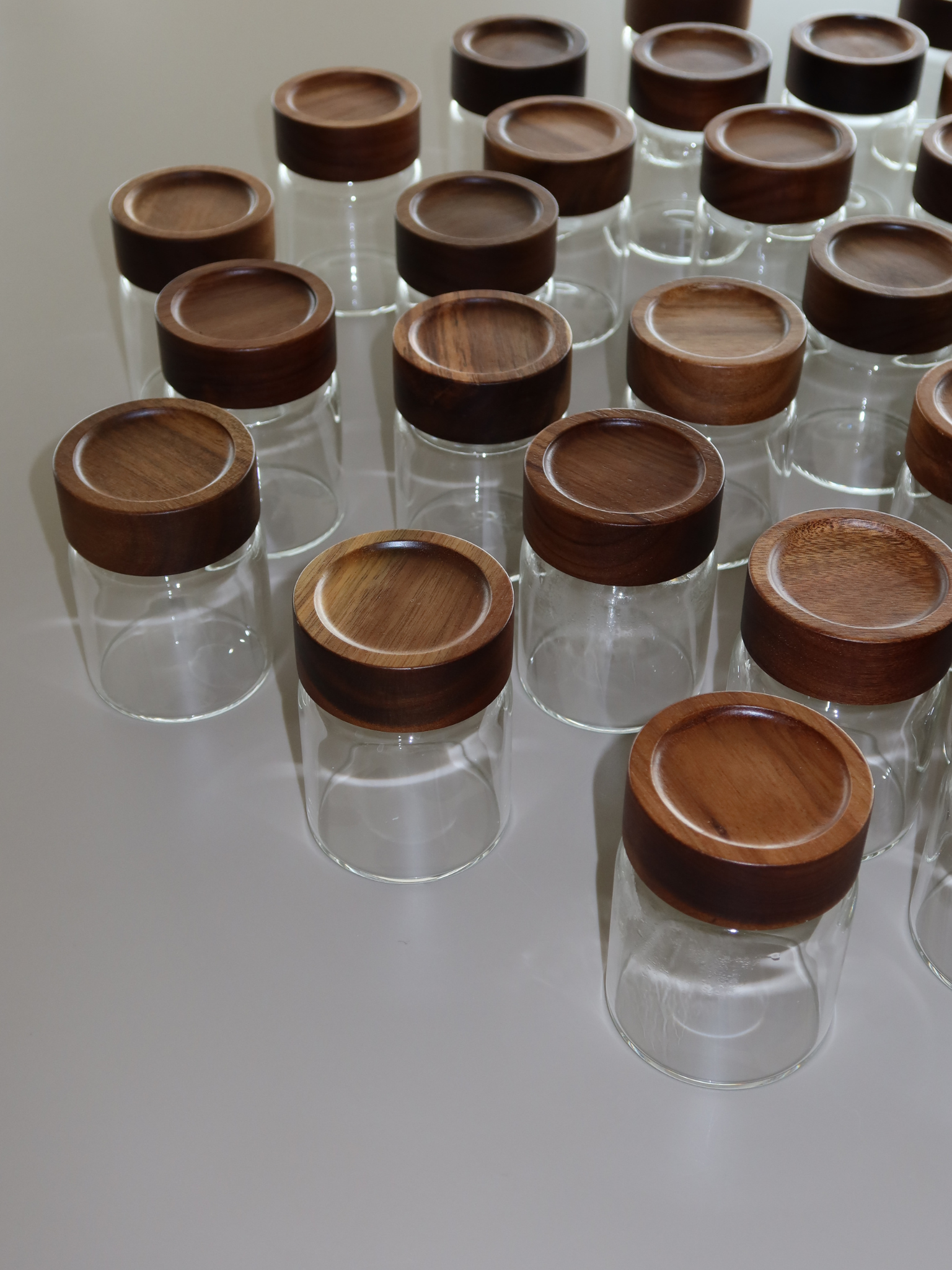 Pot à épices rond en verre Ohm avec couvercle à vis, bouchon verseur et couvercle en bois d’acacia brun foncé pour une organisation élégante des épices et de la cuisine, fabriqué en verre alimentaire et à partir de matériaux sans toxines, sans BPA et sans PFAS, avec un design hermétique qui garde les herbes et épices fraîches plus longtemps tout en permettant un dosage facile pendant la cuisson, parfait pour un rangement moderne des épices et une décoration de cuisine minimaliste.