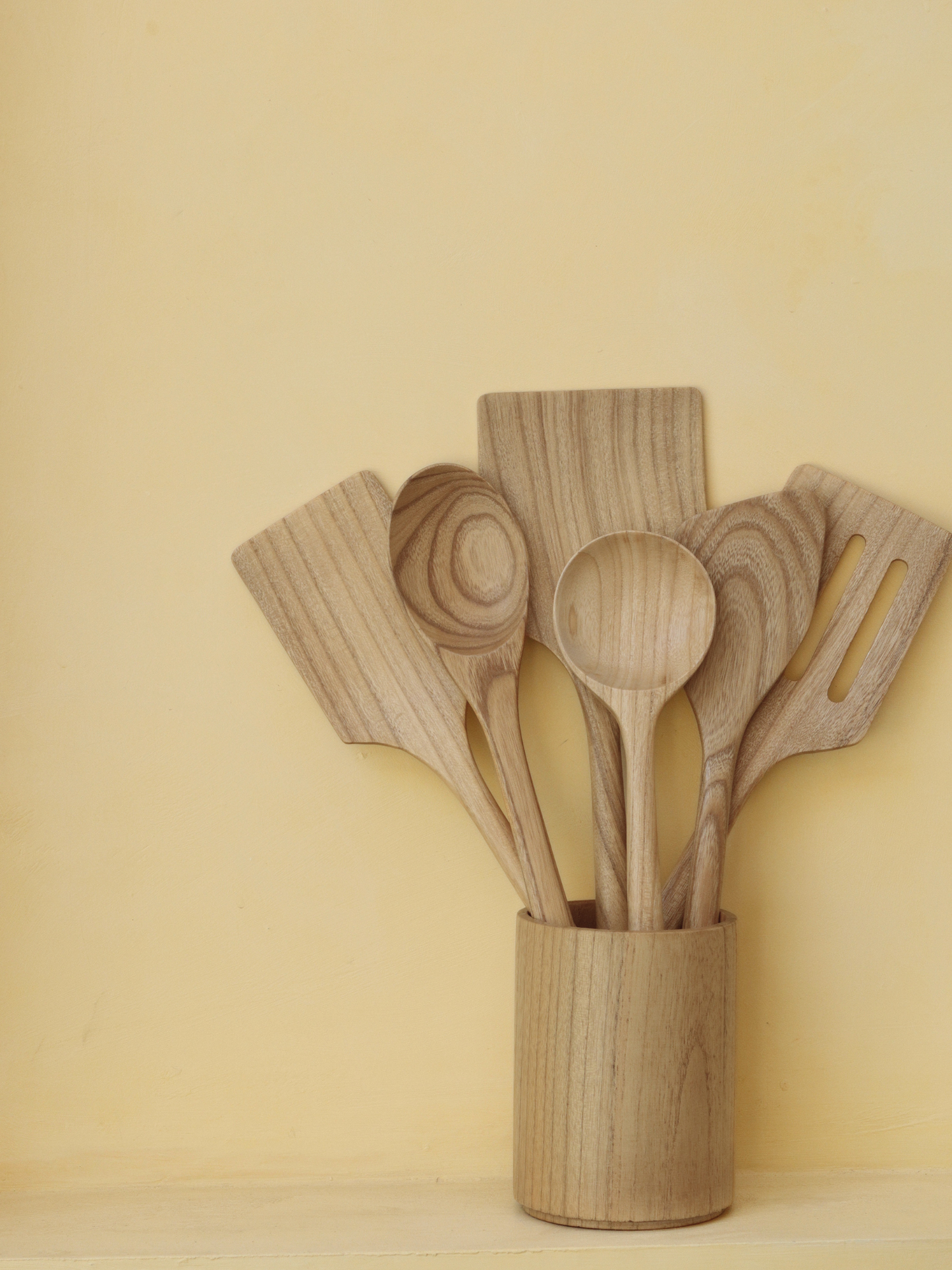 Pot à ustensiles de cuisine Zarif en Asian oak pour organiser élégamment les ustensiles de cuisine tels que cuillères, spatules et pinces, fabriqué à la main en bois durable de haute qualité avec une finition naturelle claire qui apporte une esthétique rustique et minimaliste, parfait pour une cuisine organisée et un usage quotidien, faisant partie d’une collection de cuisine non toxique sans BPA ni PFAS, conçu pour garder les ustensiles bien rangés et facilement accessibles avec un design intemporel adapté