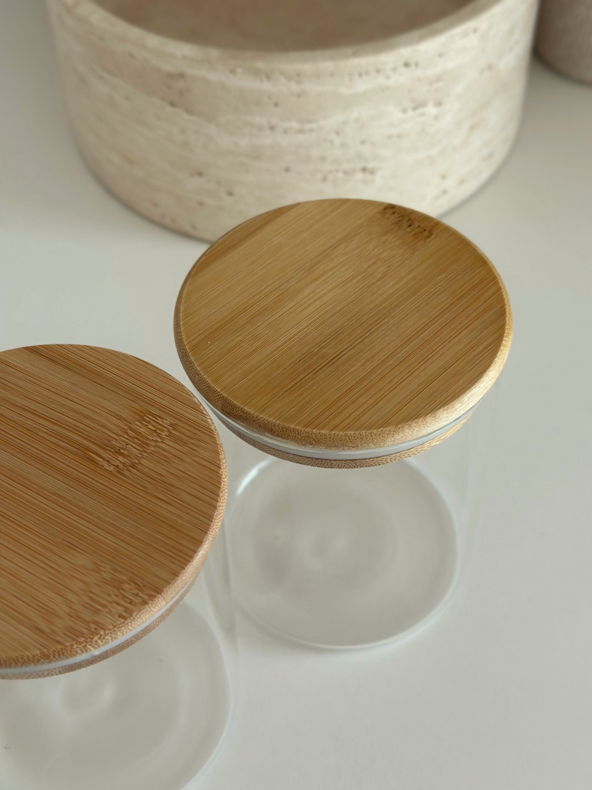 Bocaux de conservation ronds en verre avec couvercle en bambou naturel, disponibles en quatre tailles pour un garde-manger organisé et minimaliste. Ces bocaux de rangement sans plastique sont parfaits pour conserver hermétiquement le riz, les pâtes, la farine, le granola, les noix, le café et autres aliments secs. Le verre transparent permet de voir facilement le contenu, tandis que le couvercle en bambou apporte une touche chaleureuse et intemporelle. Parfaits comme bocaux de garde-manger.