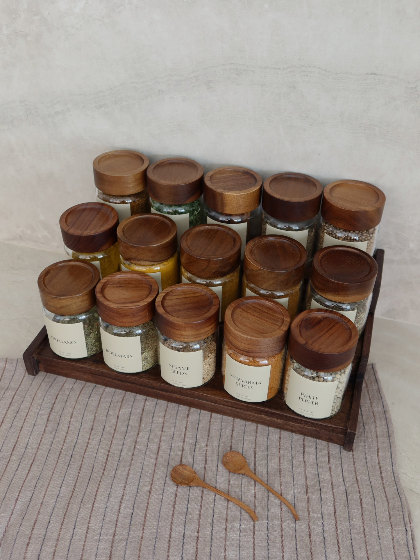 Pot à épices rond en verre Ohm avec couvercle à vis, bouchon verseur et couvercle en bois d’acacia brun foncé pour une organisation élégante des épices et de la cuisine, fabriqué en verre alimentaire et à partir de matériaux sans toxines, sans BPA et sans PFAS, avec un design hermétique qui garde les herbes et épices fraîches plus longtemps tout en permettant un dosage facile pendant la cuisson, parfait pour un rangement moderne des épices et une décoration de cuisine minimaliste.