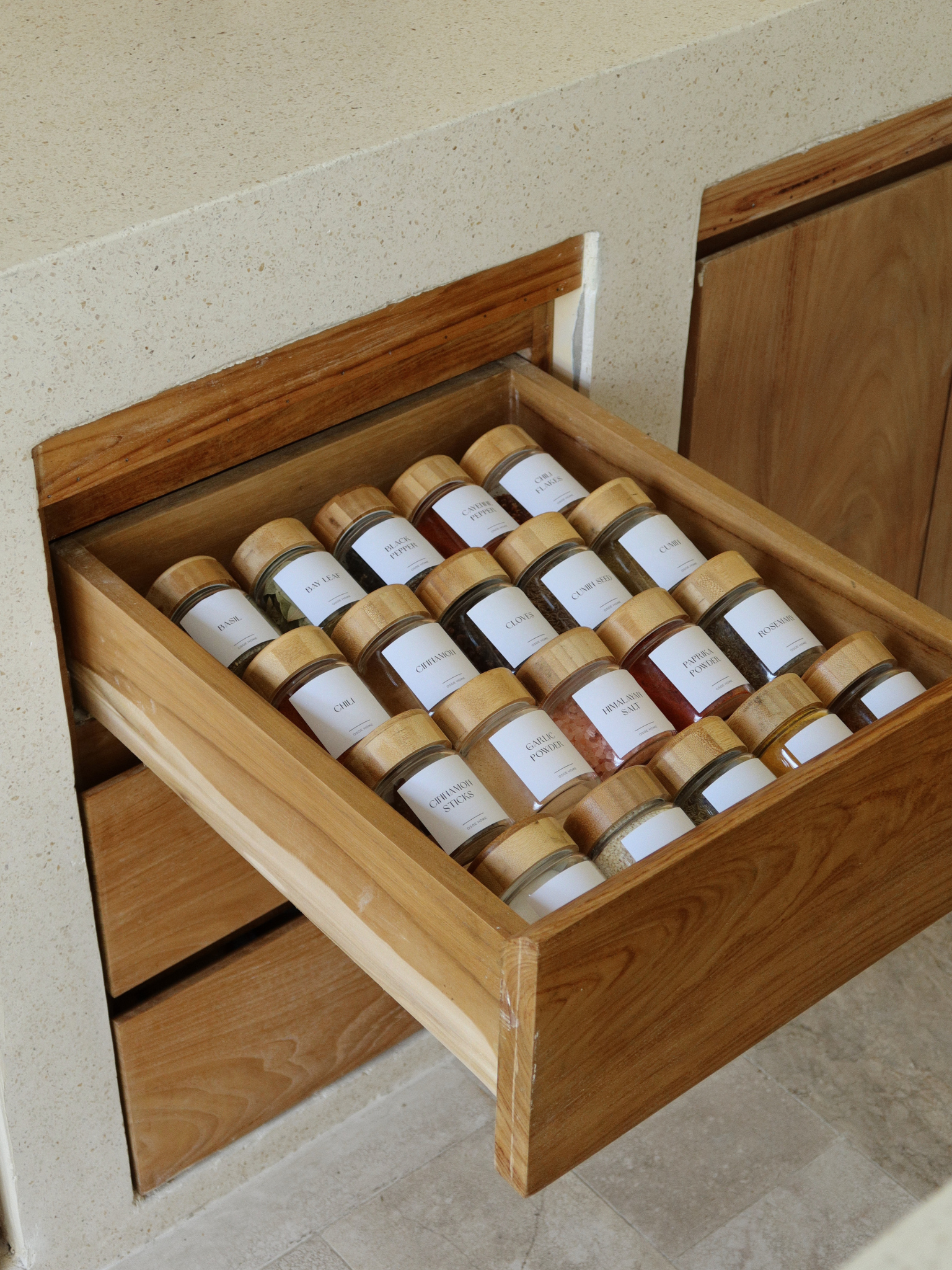 Pot à épices Yen hermétique en verre avec couvercle à vis, épais couvercle en bois de bambou et étiquettes minimalistes pour pots à épices pour un rangement élégant des épices et une organisation moderne de la cuisine, fabriqué à partir de matériaux sans toxines, sans BPA, sans PFAS et sans microplastiques, conçu pour conserver les herbes et épices fraîches plus longtemps tout en créant une atmosphère calme et organisée sur l’étagère à épices, avec un bocal en verre transparent et un couvercle naturel.