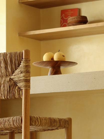 Présentoir à gâteaux artisanal en bois brun foncé pour exposer et servir élégamment gâteaux, pâtisseries et desserts sur la table ou dans la cuisine, conçu comme un plateau de présentation raffiné pour les anniversaires, brunchs, goûters et repas festifs, fabriqué en bois durable avec une finition chaleureuse et naturelle qui met en valeur une décoration intérieure moderne ou classique et parfait pour une présentation culinaire élégante et une cuisine organisée.