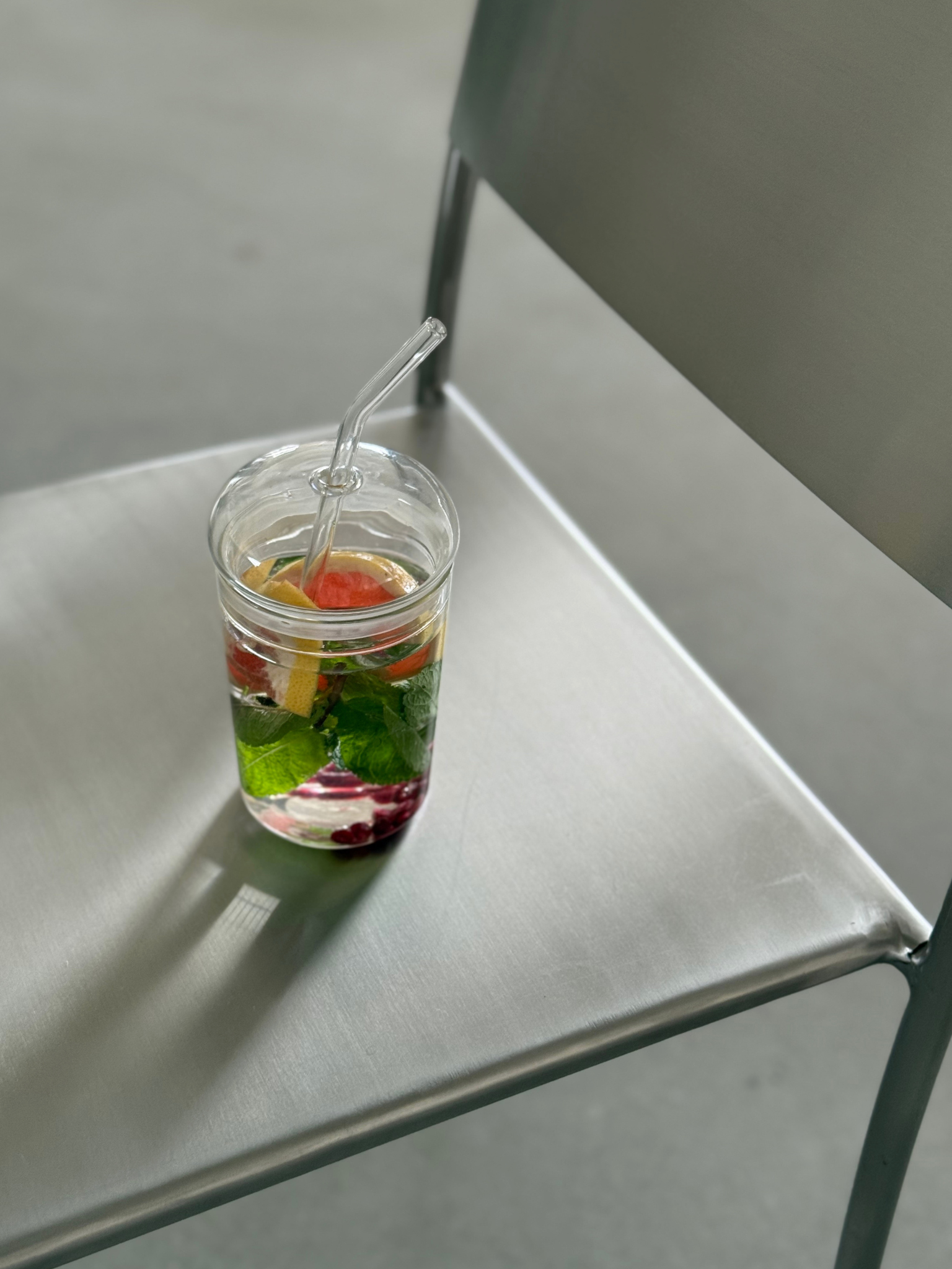Reusable glass to go cup Niki with leakproof lid and matching glass straw for stylish iced coffee, smoothies and cold drinks on the go, designed for an organized and modern lifestyle during work, gym sessions or commuting, made from durable glass with an elegant aesthetic that helps reduce lip gloss marks on the cup, perfect for everyday hydration, minimalist drinkware styling and a conscious reusable routine.