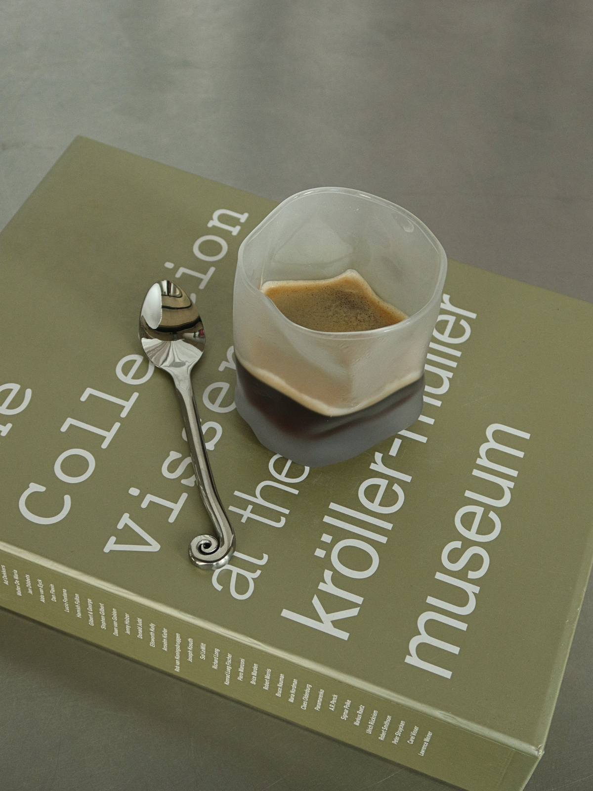 Matte glazen tumbler Roca met uniek, rotsachtig design, ideaal voor cappuccino, flat white, koffie, water en andere dranken. De stevige glazen vorm en matte afwerking geven het glas een moderne, minimalistische uitstraling, terwijl de bijzondere vorm prettig in de hand ligt. Perfect voor dagelijks gebruik en stijlvolle tafeldekking, en ideaal om je glaswerkcollectie een consistente, verfijnde uitstraling te geven. Een tijdloos designglas voor een elegante koffiecorner of restaurantgevoel thuis.