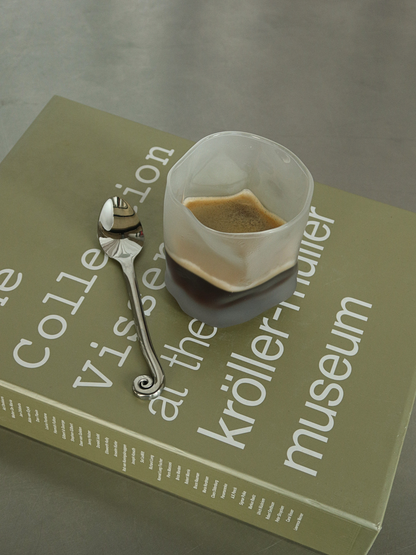 Matte glazen tumbler Roca met uniek, rotsachtig design, ideaal voor cappuccino, flat white, koffie, water en andere dranken. De stevige glazen vorm en matte afwerking geven het glas een moderne, minimalistische uitstraling, terwijl de bijzondere vorm prettig in de hand ligt. Perfect voor dagelijks gebruik en stijlvolle tafeldekking, en ideaal om je glaswerkcollectie een consistente, verfijnde uitstraling te geven. Een tijdloos designglas voor een elegante koffiecorner of restaurantgevoel thuis.
