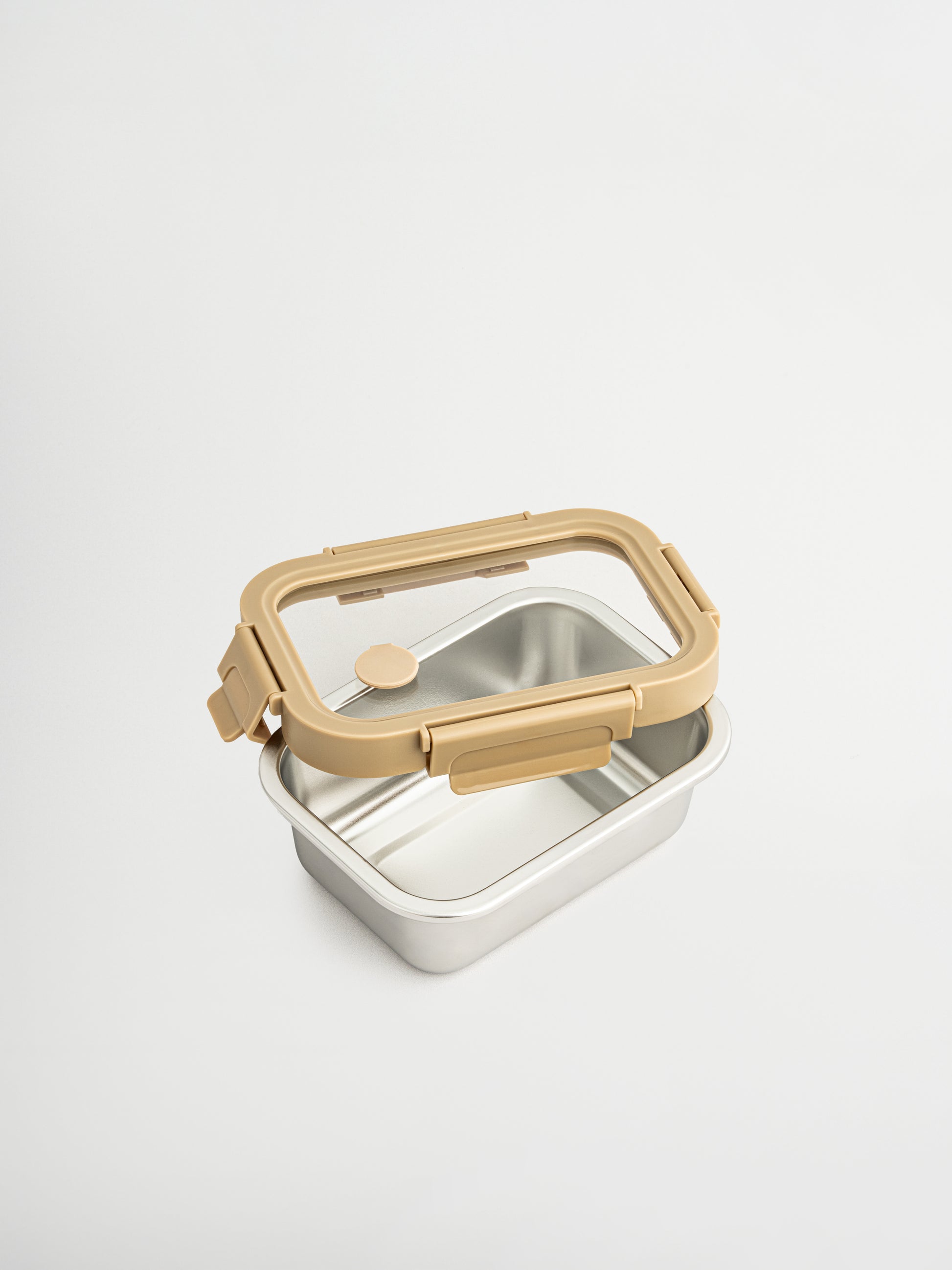 Lichtgewicht, lekvrij en voedselveilig: Bento is een praktische en elegante roestvrijstalen container met transparant plastic deksel, uitneembare verdeler en verfijnde beige details. De stevige clips sluiten veilig af, ideaal voor meal prep, restjes of droge ingrediënten. Non-toxic, BPA-vrij en duurzaam. De zachte tinten en het heldere deksel brengen rust en stijl in elke keuken, voorraadkast of lunchtas.