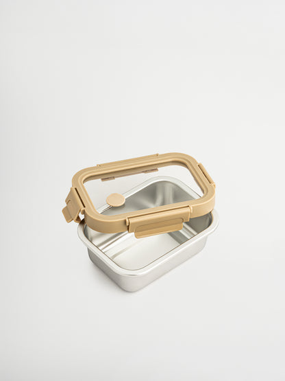 Lichtgewicht, lekvrij en voedselveilig: Bento is een praktische en elegante roestvrijstalen container met transparant plastic deksel, uitneembare verdeler en verfijnde beige details. De stevige clips sluiten veilig af, ideaal voor meal prep, restjes of droge ingrediënten. Non-toxic, BPA-vrij en duurzaam. De zachte tinten en het heldere deksel brengen rust en stijl in elke keuken, voorraadkast of lunchtas.