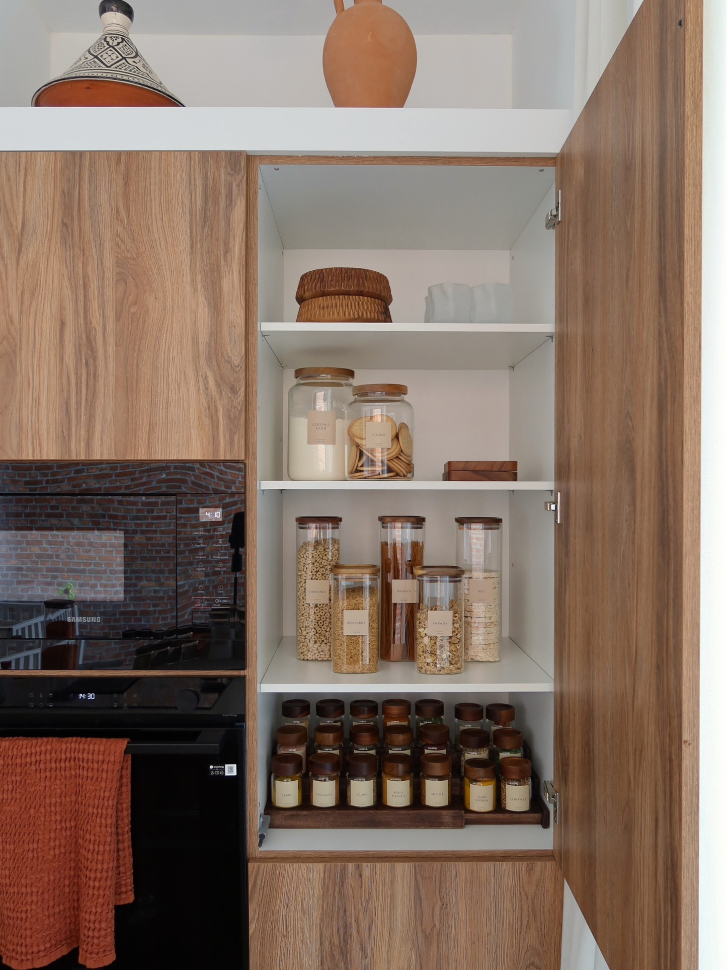 Rond glazen kruidenpotje Ohm met schroefdeksel, strooitop en donkerbruine acaciahouten deksel voor georganiseerde keuken- en kruidenopslag, gemaakt van voedselveilig glas en gifvrije, BPA-vrije en PFAS-vrije materialen, met een luchtdicht ontwerp dat kruiden langer vers houdt en eenvoudig doseren tijdens het koken mogelijk maakt, perfect voor stijlvolle kruidenrek organisatie, moderne voorraadopslag en minimalistische keuken styling.