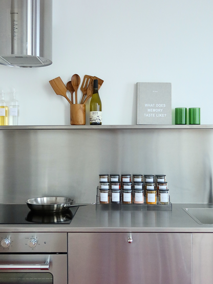 Rond glazen kruidenpotje met luchtdichte zwarte bamboe deksel, gemaakt van duurzaam glas en ontworpen voor het netjes, overzichtelijk en hygiënisch opbergen van kruiden. Dit stijlvolle glazen kruidenpotje past perfect in een georganiseerde keuken en is ideaal als keuken organizer voor kruiden, specerijen en gedroogde ingrediënten. De zwarte bamboe deksel zorgt voor een stevige, luchtdichte afsluiting waardoor kruiden langer vers blijven en aroma’s behouden worden. Geschikt voor dagelijks gebruik, eenvoudig 