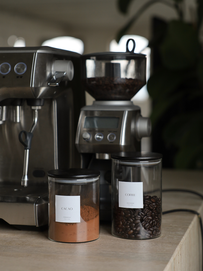 Ronde glazen voorraadpot met luchtdichte zwarte bamboe deksel, gemaakt van duurzaam glas en verkrijgbaar in vier maten. Ontworpen voor het netjes en hygiënisch opbergen van rijst, pasta, granen, bloem en andere droge ingrediënten. De zwarte bamboe deksel zorgt voor een stevige luchtdichte afsluiting waardoor voorraad langer vers blijft. Een stijlvolle, duurzame en eenvoudig te reinigen opbergoplossing voor een georganiseerde keuken of voorraadkast.