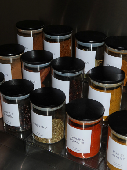 Round glass spice jar with an airtight black bamboo lid, made from durable glass and designed for neat, organized, and hygienic spice storage. This stylish glass spice jar fits perfectly into an organized kitchen and works beautifully as a kitchen organizer for spices, herbs, and dried ingredients. The black bamboo lid provides a secure, airtight seal that helps keep spices fresh and preserve their aroma for longer. Suitable for daily use, easy to clean, and a mindful choice for those who want to store spic