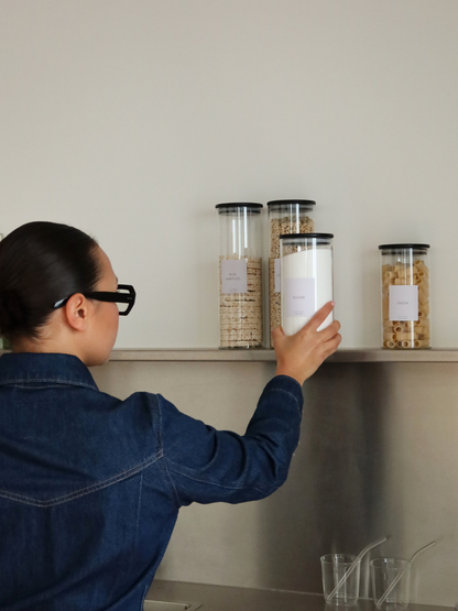 Ronde glazen voorraadpot met luchtdichte zwarte bamboe deksel, gemaakt van duurzaam glas en verkrijgbaar in vier maten. Ontworpen voor het netjes en hygiënisch opbergen van rijst, pasta, granen, bloem en andere droge ingrediënten. De zwarte bamboe deksel zorgt voor een stevige luchtdichte afsluiting waardoor voorraad langer vers blijft. Een stijlvolle, duurzame en eenvoudig te reinigen opbergoplossing voor een georganiseerde keuken of voorraadkast.