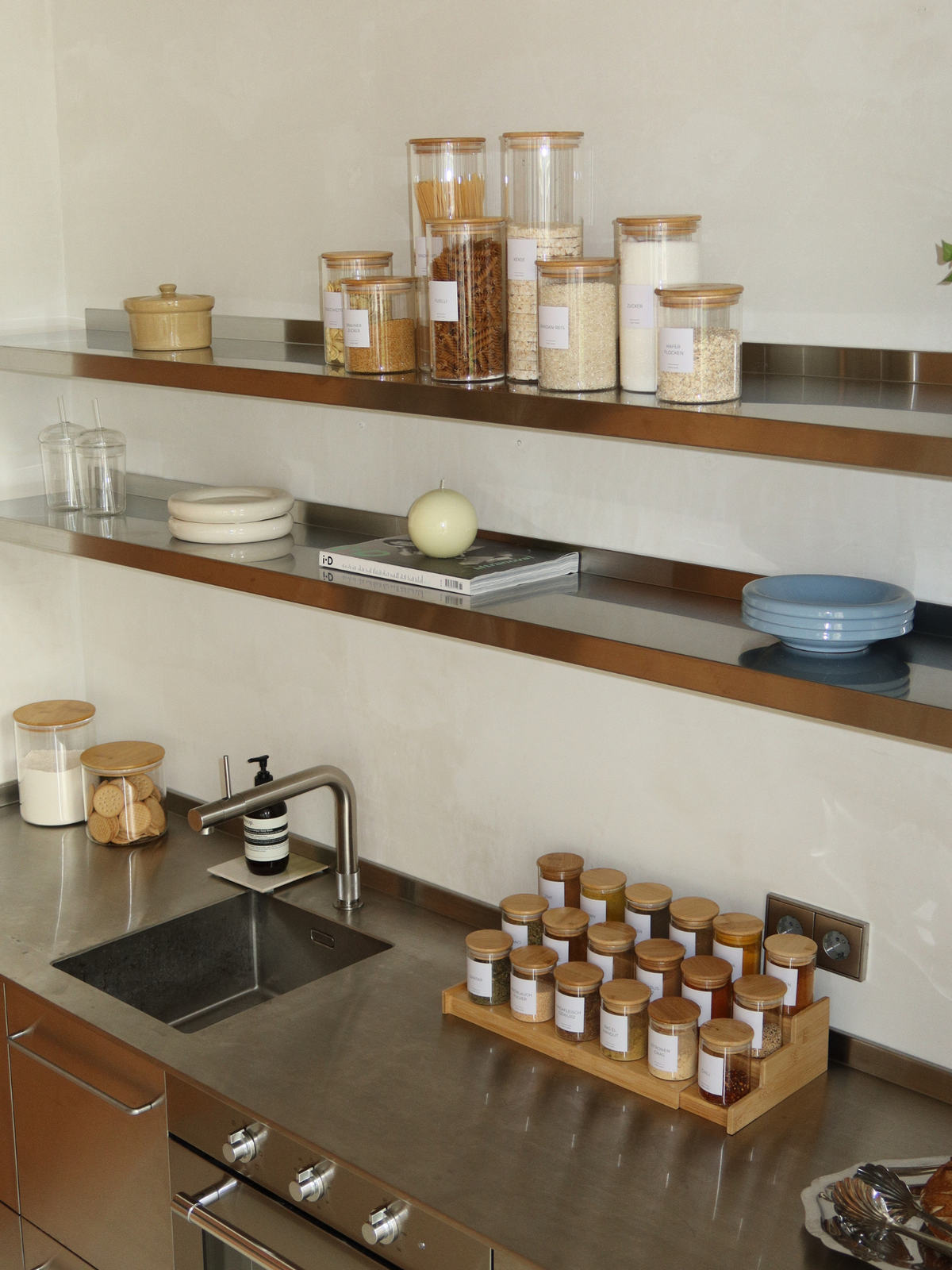 Runde Vorratsgläser mit natürlichen Bambusdeckeln, erhältlich in vier Größen für eine stilvoll organisierte und minimalistische Pantry. Diese plastikfreien Vorratsbehälter eignen sich ideal zur luftdichten Aufbewahrung von Reis, Pasta, Mehl, Granola, Nüssen, Kaffee und anderen trockenen Lebensmitteln. Das transparente Glas macht den Inhalt leicht erkennbar, während der natürliche Bambusdeckel für eine warme und zeitlose Optik sorgt. Perfekt als Pantry-Gläser, Vorratsbehälter, Aufbewahrungsgläser oder Küchen