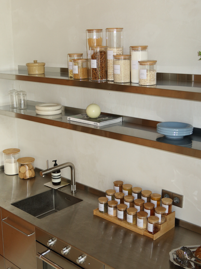 Runde Vorratsgläser mit natürlichen Bambusdeckeln, erhältlich in vier Größen für eine stilvoll organisierte und minimalistische Pantry. Diese plastikfreien Vorratsbehälter eignen sich ideal zur luftdichten Aufbewahrung von Reis, Pasta, Mehl, Granola, Nüssen, Kaffee und anderen trockenen Lebensmitteln. Das transparente Glas macht den Inhalt leicht erkennbar, während der natürliche Bambusdeckel für eine warme und zeitlose Optik sorgt. Perfekt als Pantry-Gläser, Vorratsbehälter, Aufbewahrungsgläser oder Küchen